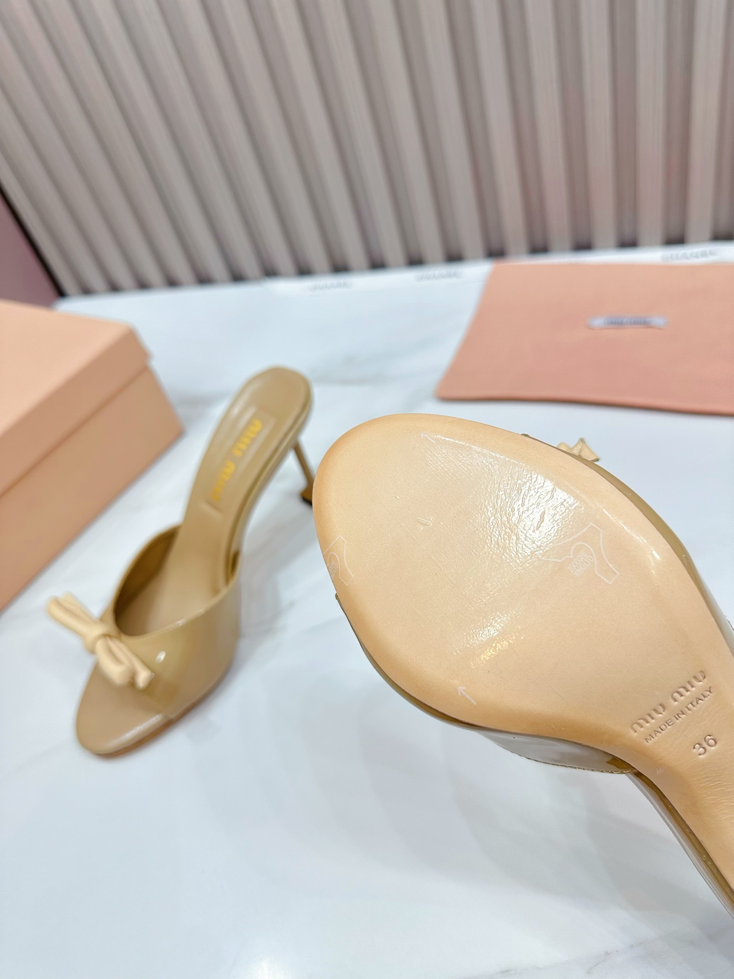 fábrica 2024 nuevo nuevo [MIU MIU] nueva super-hermosa colocación decorativa, temperamento dama de m
