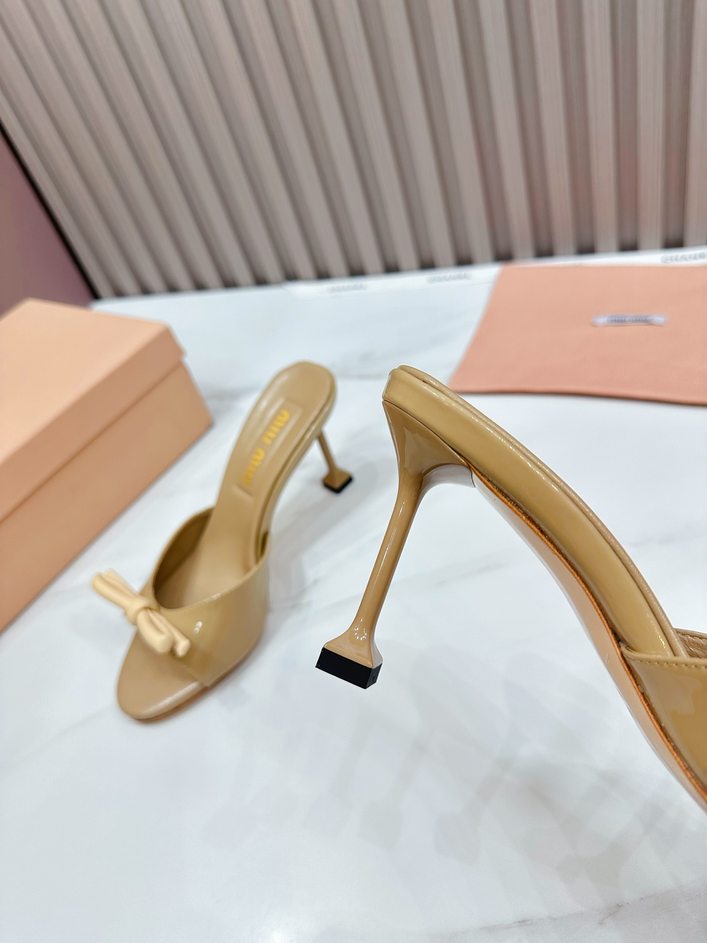 fábrica 2024 nuevo nuevo [MIU MIU] nueva super-hermosa colocación decorativa, temperamento dama de m