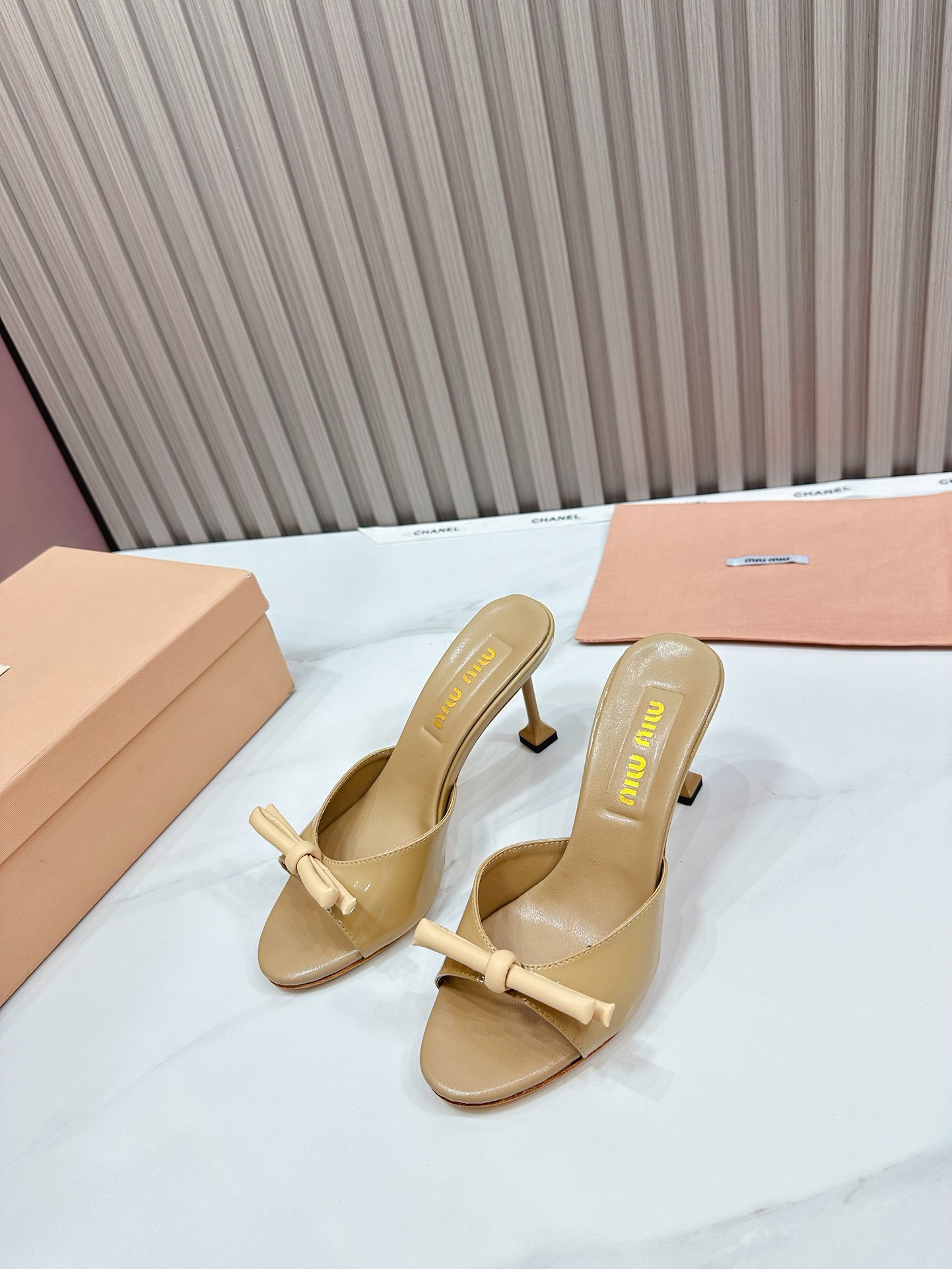 fábrica 2024 nuevo nuevo [MIU MIU] nueva super-hermosa colocación decorativa, temperamento dama de m