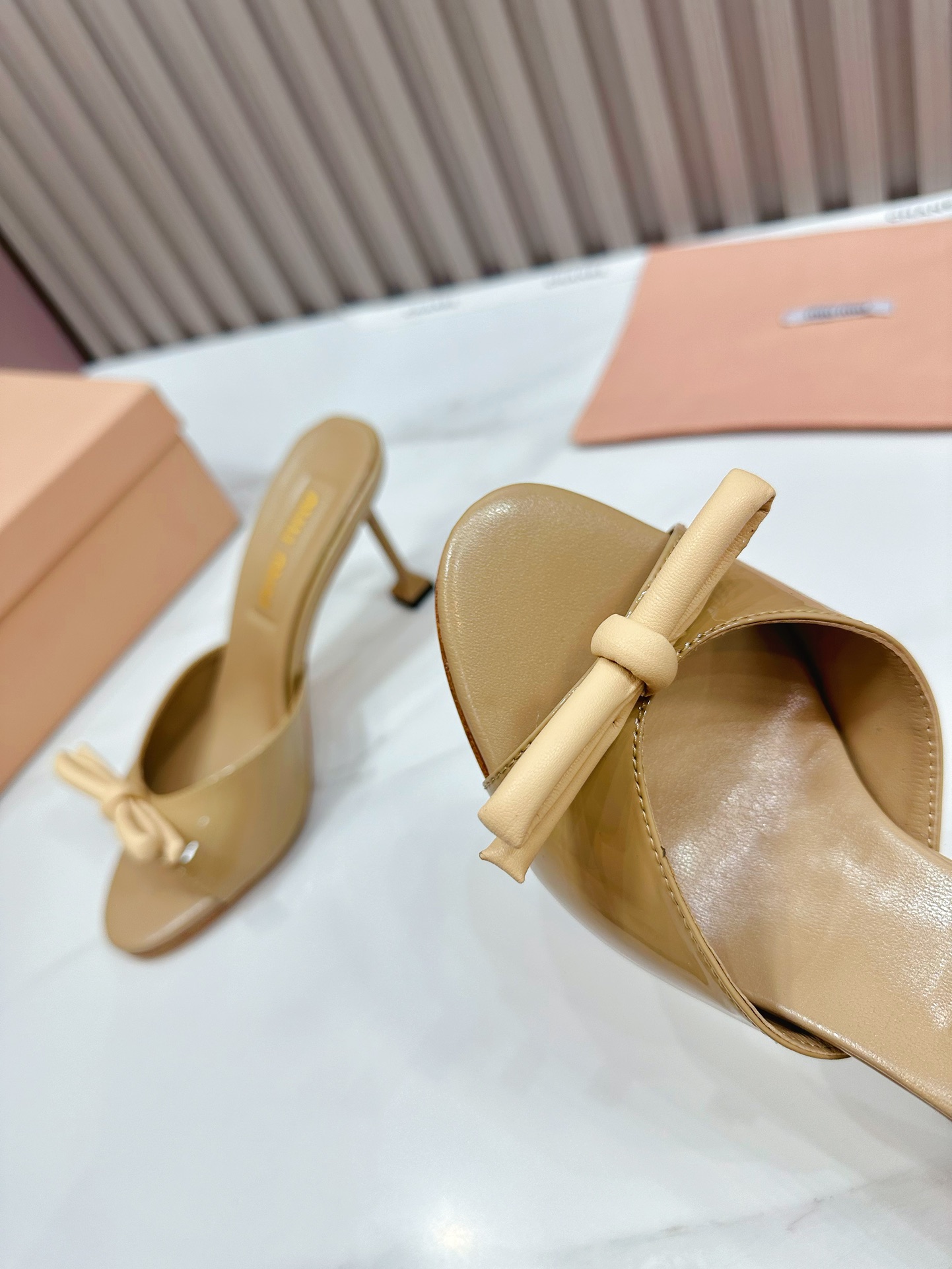 fábrica 2024 nuevo nuevo [MIU MIU] nueva super-hermosa colocación decorativa, temperamento dama de m