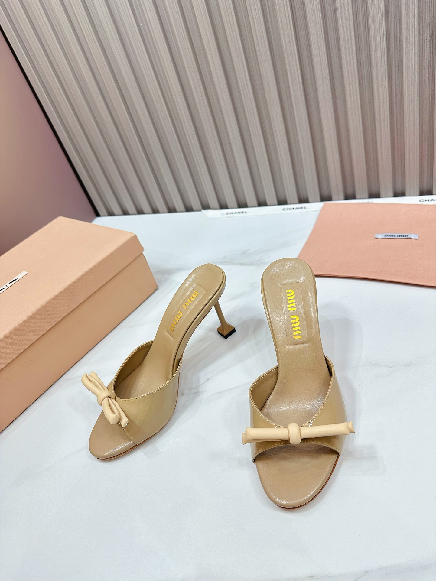 fábrica 2024 nuevo nuevo [MIU MIU] nueva super-hermosa colocación decorativa, temperamento dama de m