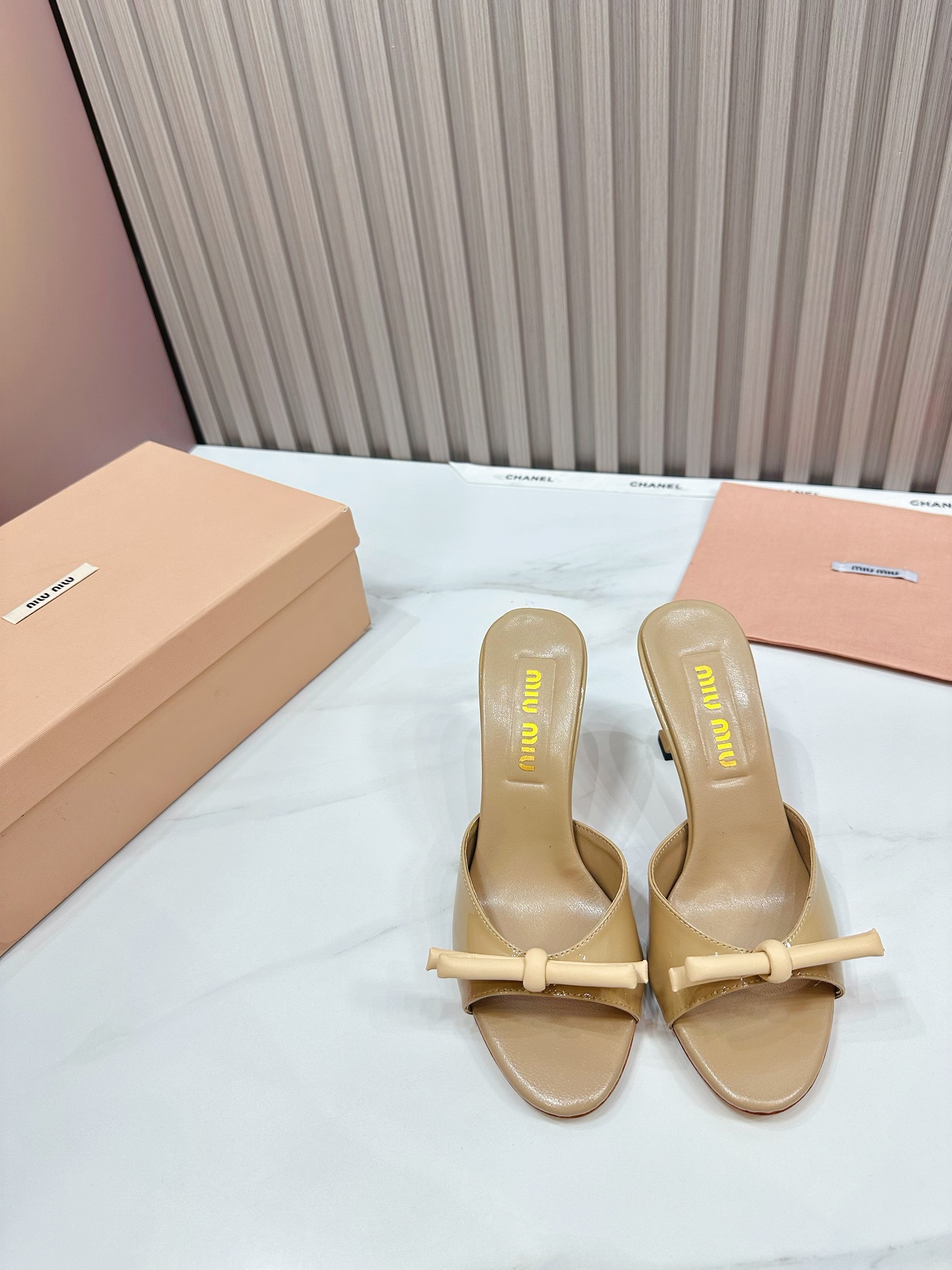 fábrica 2024 nuevo nuevo [MIU MIU] nueva super-hermosa colocación decorativa, temperamento dama de m