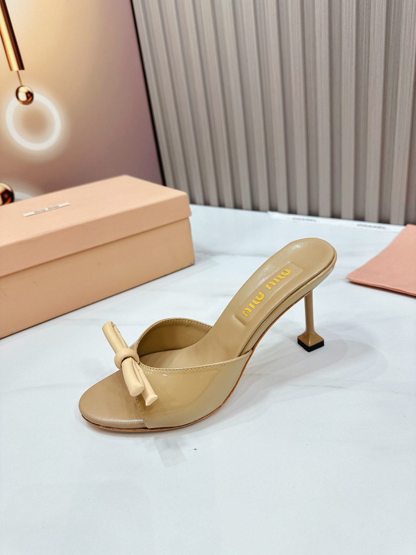 fábrica 2024 nuevo nuevo [MIU MIU] nueva super-hermosa colocación decorativa, temperamento dama de m