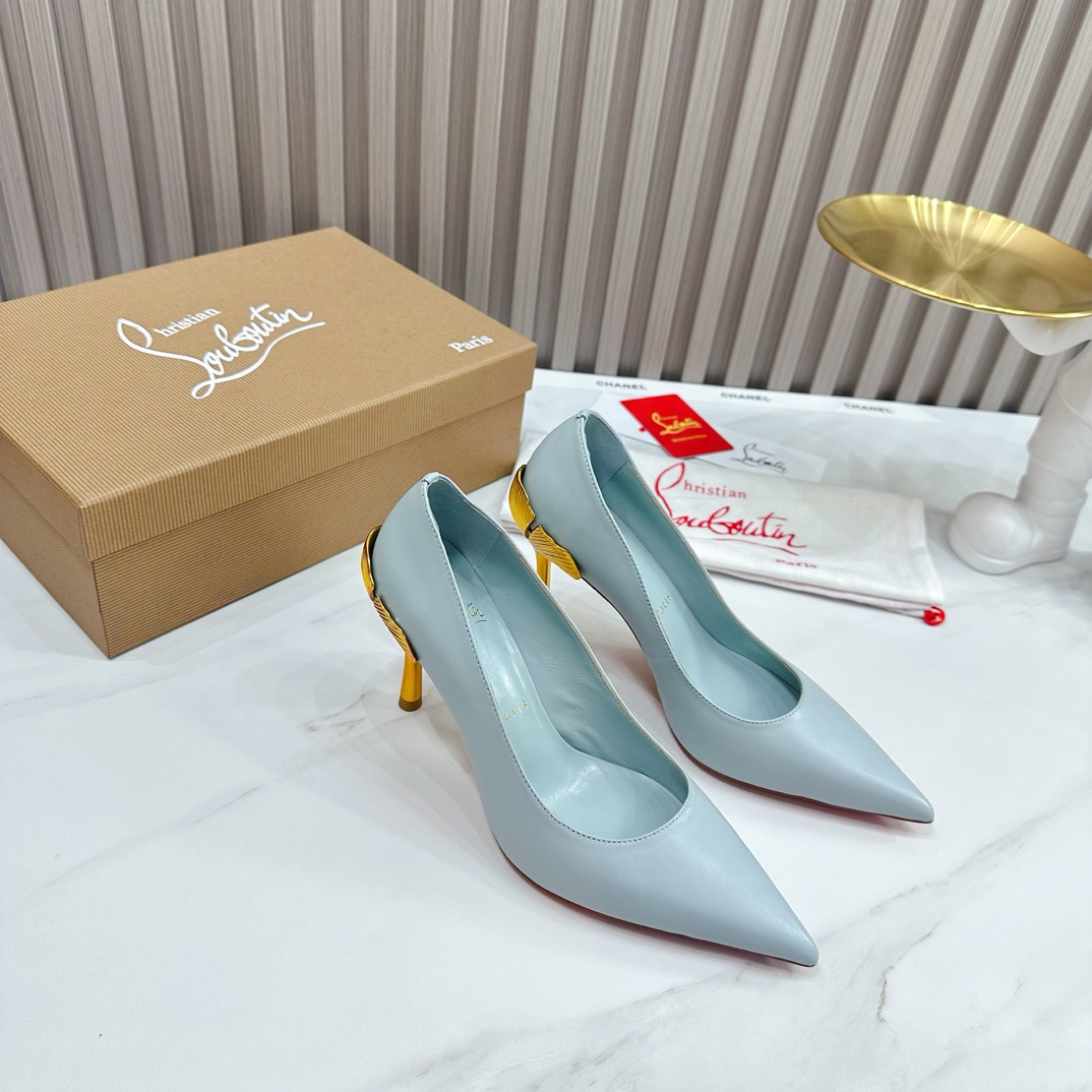 NO:172732,Christian Louboutin/Lu Boting CL red sole shoes 2054 Spring and Summer series new products are available. The creative and bold shoe design shows avant-garde attitude and refreshes the urban shape. Elegant and fashionable, with silver buckles and colorful crystals that exquisitely surround the ankles. 1 fabric: imported sheepskin 2 inner linings imported idiom lambskin is super soft and delicate 3 soles imported from Italy original original color genuine leather sole heels 8.5 4 sizes 35-39 (40, 41, custom, high heels, christian louboutin, christian louboutin, high heels, sheepskin19860909ChristianLouboutin/路铂廷 CL红底鞋 2054 春夏系列新品登场,创意大胆的鞋履设计尽显前卫态度,焕新都市造型.优雅时尚上面镶有银色搭扣和精美环绕脚踝的五彩水晶. 1面料: 进口羊皮 2内里 进口意制小羊皮超级柔软细腻  3大底 进口意大利原版原色真皮底 跟高8.5 4码数 35一39(40,41,定制,高跟鞋,christian louboutin,christian louboutin,high heels,sheepskin,Women's Shoes