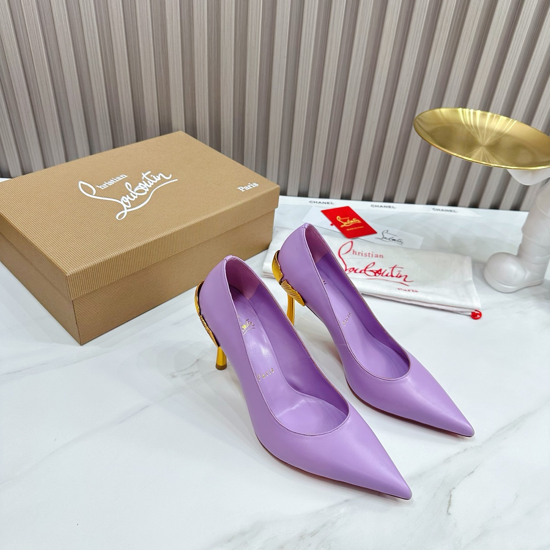 NO:172735,Christian Louboutin/Lu Boting CL red sole shoes 2054 Spring and Summer series new products are available. The creative and bold shoe design shows avant-garde attitude and refreshes the urban shape. Elegant and fashionable, with silver buckles and colorful crystals that exquisitely surround the ankles. 1 fabric: imported sheepskin 2 inner linings imported idiot lambskin is super soft and delicate 3 soles imported from Italy original color genuine leather sole heels 8.5 4 sizes 35-39 (40, 41, custom), high heels, christian louboutin, christian louboutin, high heels, sheepskin19860909ChristianLouboutin/路铂廷 CL红底鞋 2054 春夏系列新品登场,创意大胆的鞋履设计尽显前卫态度,焕新都市造型.优雅时尚上面镶有银色搭扣和精美环绕脚踝的五彩水晶. 1面料: 进口羊皮 2内里 进口意制小羊皮超级柔软细腻  3大底 进口意大利原版原色真皮底 跟高8.5 4码数 35一39(40,41,定制),高跟鞋,christian louboutin,christian louboutin,high heels,sheepskin,Women's Shoes