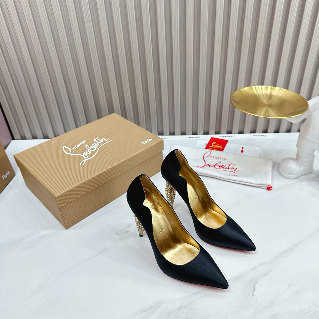 NO:172737,Christian Louboutin/Lu Boting CL red sole shoes 2054 Spring and Summer series new products are available. The creative and bold shoe design shows avant-garde attitude and refreshes the urban shape. Elegant and fashionable, with silver buckles and colorful crystals that exquisitely surround the ankles. 1 fabric: imported silk 2 inner linings imported idiom lambskin is super soft and delicate 3 soles imported from Italy original color genuine leather sole heel height 10.5 4 sizes 35-39 (40, 41, custom), high heels, christian louboutin, christian louboutin, high heels, sheepskin, real silk19860909ChristianLouboutin/路铂廷 CL红底鞋 2054 春夏系列新品登场,创意大胆的鞋履设计尽显前卫态度,焕新都市造型.优雅时尚上面镶有银色搭扣和精美环绕脚踝的五彩水晶. 1面料: 进口真丝 2内里 进口意制小羊皮超级柔软细腻  3大底 进口意大利原版原色真皮底 跟高10.5 4码数 35一39(40,41,定制),高跟鞋,christian louboutin,christian louboutin,high heels,sheepskin,real silk,Women's Shoes