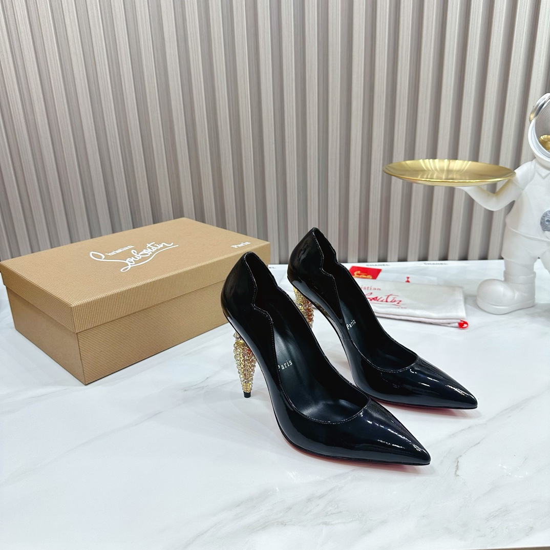 NO:172740,Christian Louboutin/Lu Boting CL red sole shoes 2054 Spring and Summer series new products are available. The creative and bold shoe design shows avant-garde attitude and refreshes the urban shape. Elegant and fashionable, with silver buckles and colorful crystals that exquisitely surround the ankles. 1 fabric: imported patent leather 2 inner linings imported idiom lambskin is super soft and delicate 3 soles imported from Italy original color genuine leather sole heel height 10.5 4 sizes 35-39 (40, 41, custom), high heels, christian louboutin, christian louboutin, high heels, sheepskin19860909ChristianLouboutin/路铂廷 CL红底鞋 2054 春夏系列新品登场,创意大胆的鞋履设计尽显前卫态度,焕新都市造型.优雅时尚上面镶有银色搭扣和精美环绕脚踝的五彩水晶. 1面料: 进口漆皮 2内里 进口意制小羊皮超级柔软细腻  3大底 进口意大利原版原色真皮底 跟高10.5 4码数 35一39(40,41,定制),高跟鞋,christian louboutin,christian louboutin,high heels,sheepskin,Women's Shoes