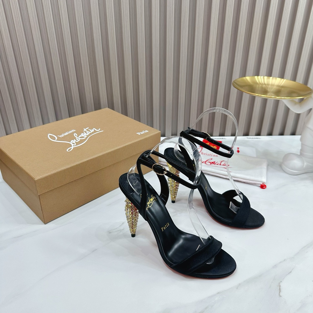 NO:172745,Christian Louboutin/Lu Boting CL red sole shoes 2054 Spring and Summer series new products are available. The creative and bold shoe design shows avant-garde attitude and refreshes the urban shape. Elegant and fashionable, with silver buckles and colorful crystals that exquisitely surround the ankles. 1 fabric: imported silk 2 inner linings imported idiom lambskin is super soft and delicate 3 soles imported from Italy original color genuine leather sole heel height 10.5 4 sizes 35-39 (40, 41, custom), high heels, christian louboutin, christian louboutin, high heels, sheepskin, real silk19860909ChristianLouboutin/路铂廷 CL红底鞋 2054 春夏系列新品登场,创意大胆的鞋履设计尽显前卫态度,焕新都市造型.优雅时尚上面镶有银色搭扣和精美环绕脚踝的五彩水晶. 1面料: 进口真丝 2内里 进口意制小羊皮超级柔软细腻  3大底 进口意大利原版原色真皮底 跟高10.5 4码数 35一39(40,41,定制),高跟鞋,christian louboutin,christian louboutin,high heels,sheepskin,real silk,Women's Shoes