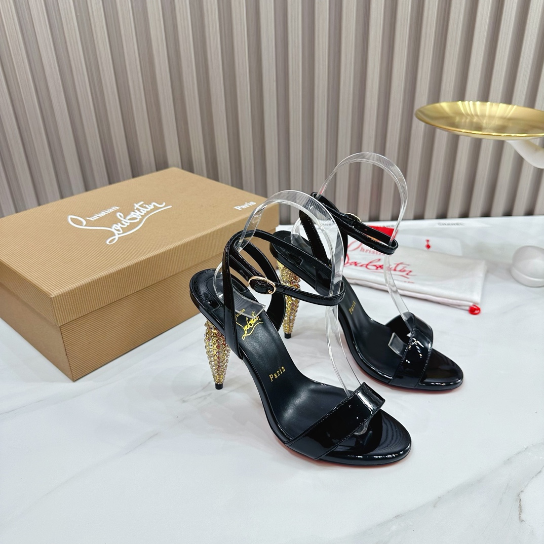 NO:172750,Christian Louboutin/Lu Boting CL red sole shoes 2054 Spring and Summer series new products are available. The creative and bold shoe design shows avant-garde attitude and refreshes the urban shape. Elegant and fashionable, with silver buckles and colorful crystals that exquisitely surround the ankles. 1 fabric: imported patent leather 2 inner linings imported idiom lambskin is super soft and delicate 3 soles imported from Italy original color genuine leather sole heel height 10.5 4 sizes 35-39 (40, 41, custom), high heels, christian louboutin, christian louboutin, high heels, sheepskin19860909ChristianLouboutin/路铂廷 CL红底鞋 2054 春夏系列新品登场,创意大胆的鞋履设计尽显前卫态度,焕新都市造型.优雅时尚上面镶有银色搭扣和精美环绕脚踝的五彩水晶. 1面料: 进口漆皮 2内里 进口意制小羊皮超级柔软细腻  3大底 进口意大利原版原色真皮底 跟高10.5 4码数 35一39(40,41,定制),高跟鞋,christian louboutin,christian louboutin,high heels,sheepskin,Women's Shoes