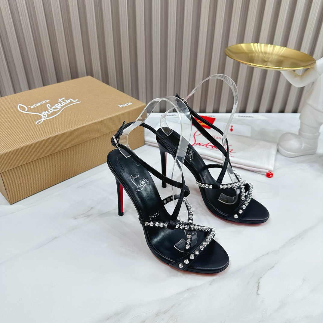 NO:172755,Christian Louboutin/Lu Boting CL red sole shoes 2054 Spring and Summer series new products are available. The creative and bold shoe design shows avant-garde attitude and refreshes the urban shape. Elegant and fashionable, with silver buckles and colorful crystals that exquisitely surround the ankles. 1 fabric: imported sheepskin 2 inner linings imported idiom lambskin is super soft and delicate 3 soles imported from Italy original original color genuine leather sole heel height 10.5 4 sizes 35-39 (40, 41, custom), high heels, christian louboutin, christian louboutin, high heels, sheepskin19860909ChristianLouboutin/路铂廷 CL红底鞋 2054 春夏系列新品登场,创意大胆的鞋履设计尽显前卫态度,焕新都市造型.优雅时尚上面镶有银色搭扣和精美环绕脚踝的五彩水晶. 1面料: 进口羊皮 2内里 进口意制小羊皮超级柔软细腻  3大底 进口意大利原版原色真皮底 跟高10.5 4码数 35一39(40,41,定制),高跟鞋,christian louboutin,christian louboutin,high heels,sheepskin,Women's Shoes