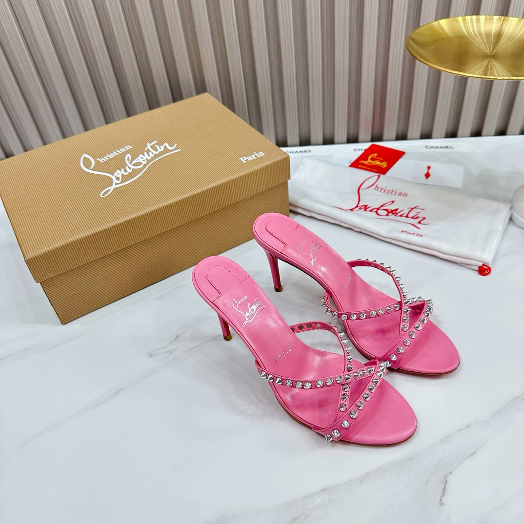 NO:172760,Christian Louboutin/Lu Boting CL red sole shoes 2054 Spring and Summer series new products are available. The creative and bold shoe design shows avant-garde attitude and refreshes the urban shape. Elegant and fashionable, with silver buckles and colorful crystals that exquisitely surround the ankles. 1 fabric: imported sheepskin 2 inner linings imported idiot lambskin is super soft and delicate 3 soles imported from Italy original color genuine leather sole heels 8.5 4 sizes 35-39 (40, 41, custom), high heels, christian louboutin, christian louboutin, high heels, sheepskin19860909ChristianLouboutin/路铂廷 CL红底鞋 2054 春夏系列新品登场,创意大胆的鞋履设计尽显前卫态度,焕新都市造型.优雅时尚上面镶有银色搭扣和精美环绕脚踝的五彩水晶. 1面料: 进口羊皮 2内里 进口意制小羊皮超级柔软细腻  3大底 进口意大利原版原色真皮底 跟高8.5 4码数 35一39(40,41,定制),高跟鞋,christian louboutin,christian louboutin,high heels,sheepskin,Women's Shoes