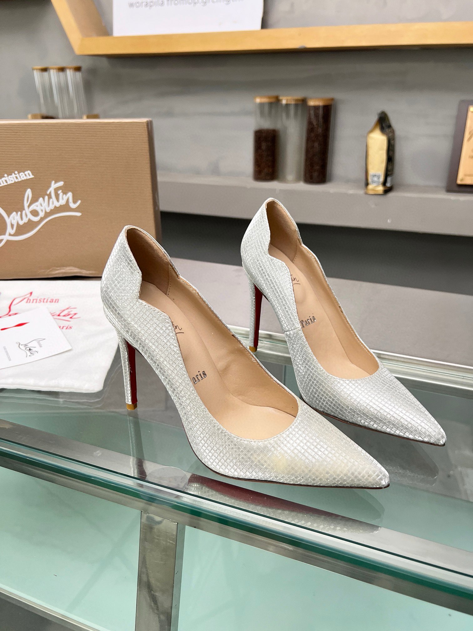 NO:169542,Christian Louboutin/Lu Boting CL red sole shoes. New products in the spring and summer series are available. The creative and bold shoe design shows avant-garde attitude and refreshes the urban shape. Elegant and fashionable, with silver buckles and colorful crystals that exquisitely surround the ankles. 1 fabric: imported embossed cowhide 2 inner lining imported idiom lambskin is super soft and delicate 3 soles imported from Italy original original color genuine leather sole heel height 10.5 4 sizes 35-39 (40.41.42.43 customized), single shoes, christian louboutin, christian louboutin, cowhide, sheepskin19860909ChristianLouboutin/路铂廷 CL红底鞋 . 春夏系列新品登场,创意大胆的鞋履设计尽显前卫态度,焕新都市造型.优雅时尚上面镶有银色搭扣和精美环绕脚踝的五彩水晶. 1面料: 进口压纹牛皮 2内里 进口意制小羊皮超级柔软细腻  3大底 进口意大利原版原色真皮底 跟高10.5 4码数 35一39(40.41.42.43定制),单鞋,christian louboutin,christian louboutin,cowhide,sheepskin,Women's Shoes