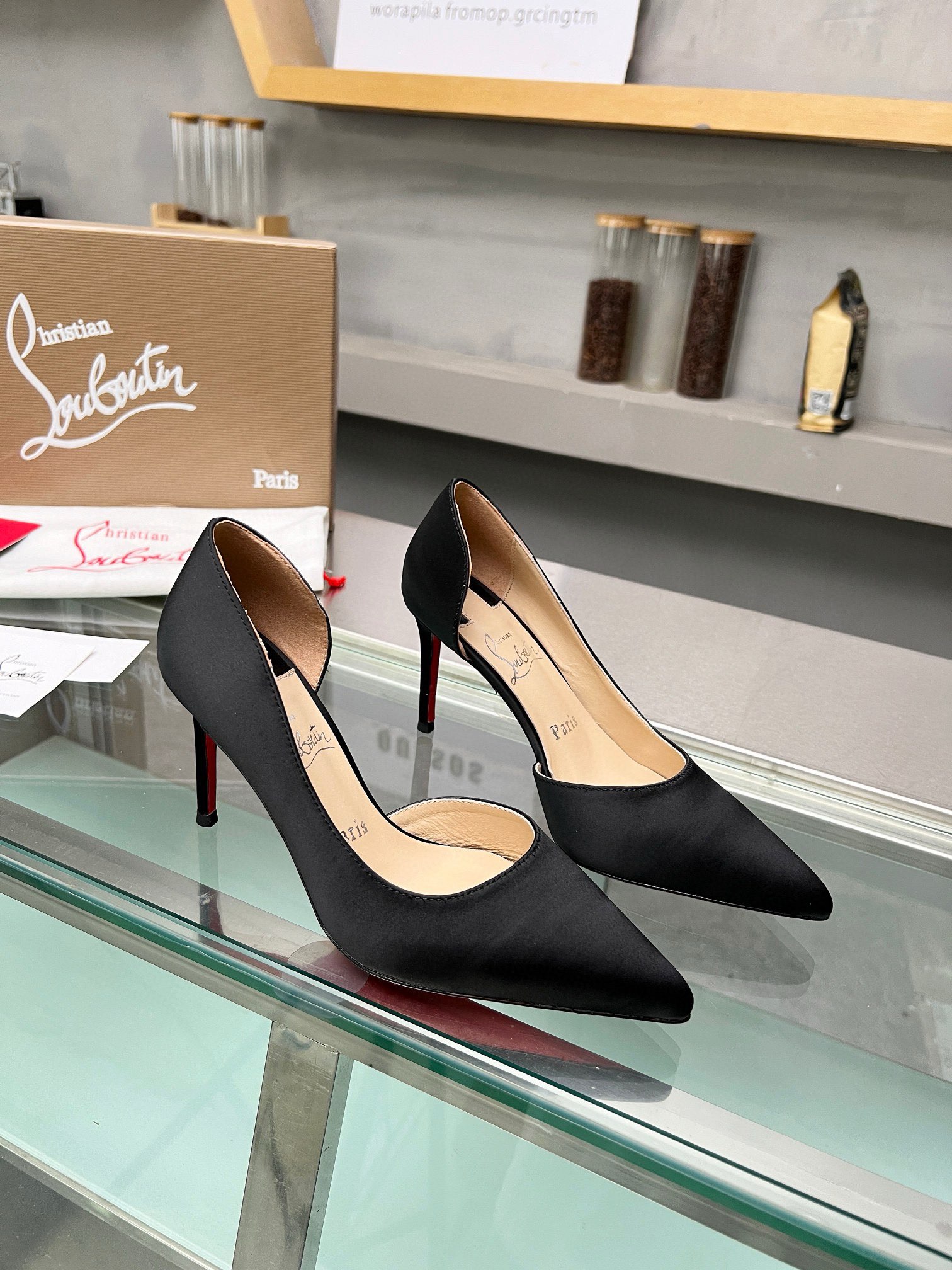 NO:169551,Christian Louboutin/Lu Boting CL red sole shoes. New products in the spring and summer series are available. The creative and bold shoe design shows avant-garde attitude and refreshes the urban shape. Elegant and fashionable, with silver buckles and colorful crystals that exquisitely surround the ankles. 1 fabric: imported silk 2 inner linings imported idiom lambskin is super soft and delicate 3 soles imported from Italy original color genuine leather sole heel height 10.5 4 sizes 35-39 (40.41.42.43 customized), single shoes, christian louboutin, christian louboutin, sheepskin, real silk19860909ChristianLouboutin/路铂廷 CL红底鞋 . 春夏系列新品登场,创意大胆的鞋履设计尽显前卫态度,焕新都市造型.优雅时尚上面镶有银色搭扣和精美环绕脚踝的五彩水晶. 1面料: 进口真丝 2内里 进口意制小羊皮超级柔软细腻  3大底 进口意大利原版原色真皮底 跟高10.5 4码数 35一39(40.41.42.43定制),单鞋,christian louboutin,christian louboutin,sheepskin,real silk,Women's Shoes