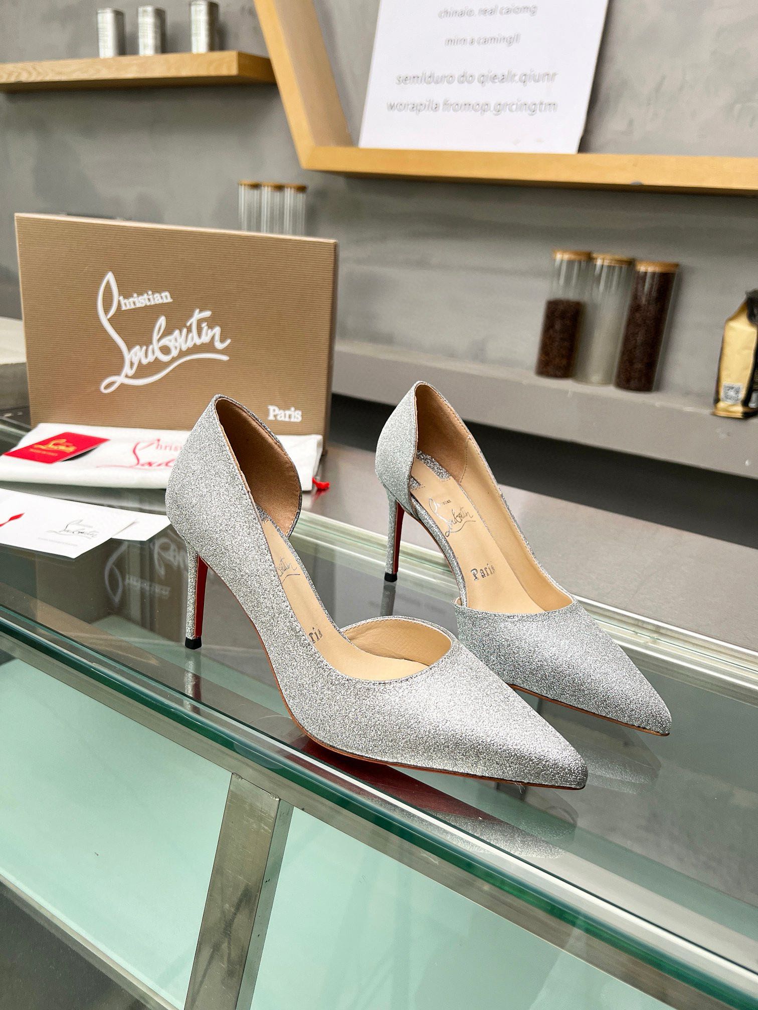 NO:169557,Christian Louboutin/Lu Boting CL red sole shoes. New products in the spring and summer series are available. The creative and bold shoe design shows avant-garde attitude and refreshes the urban shape. Elegant and fashionable, with silver buckles and colorful crystals that exquisitely surround the ankles. 1 fabric: imported Greet 2 litters. Imported idiomatic lambskin is super soft and delicate. 3 soles. Imported Italian original original color genuine leather sole. Heel height 10.5. 4 sizes 35-39 (40.41.42.43 customized), single shoes, christian louboutin, christian louboutin, sheepskin19860909ChristianLouboutin/路铂廷 CL红底鞋 . 春夏系列新品登场,创意大胆的鞋履设计尽显前卫态度,焕新都市造型.优雅时尚上面镶有银色搭扣和精美环绕脚踝的五彩水晶. 1面料: 进口格力特 2内里 进口意制小羊皮超级柔软细腻  3大底 进口意大利原版原色真皮底 跟高10.5 4码数 35一39(40.41.42.43定制),单鞋,christian louboutin,christian louboutin,sheepskin,Women's Shoes