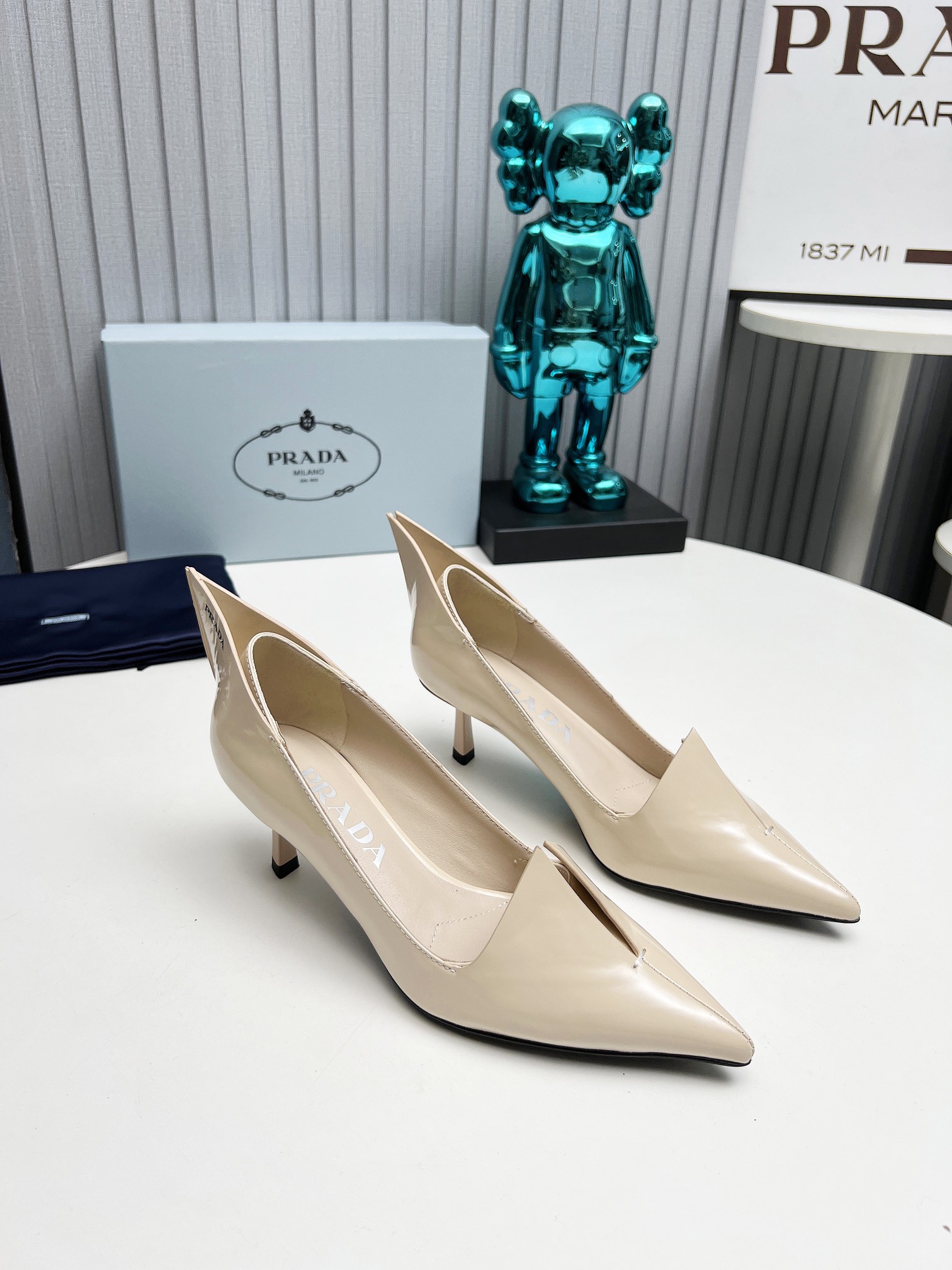 NO:231613,2025 SSS launches the latest Prada long and short boots, sandals, single shoes, thin heels, hollows, thick heels series ————————————— PRADA early spring catwalks Internet celebrity style 