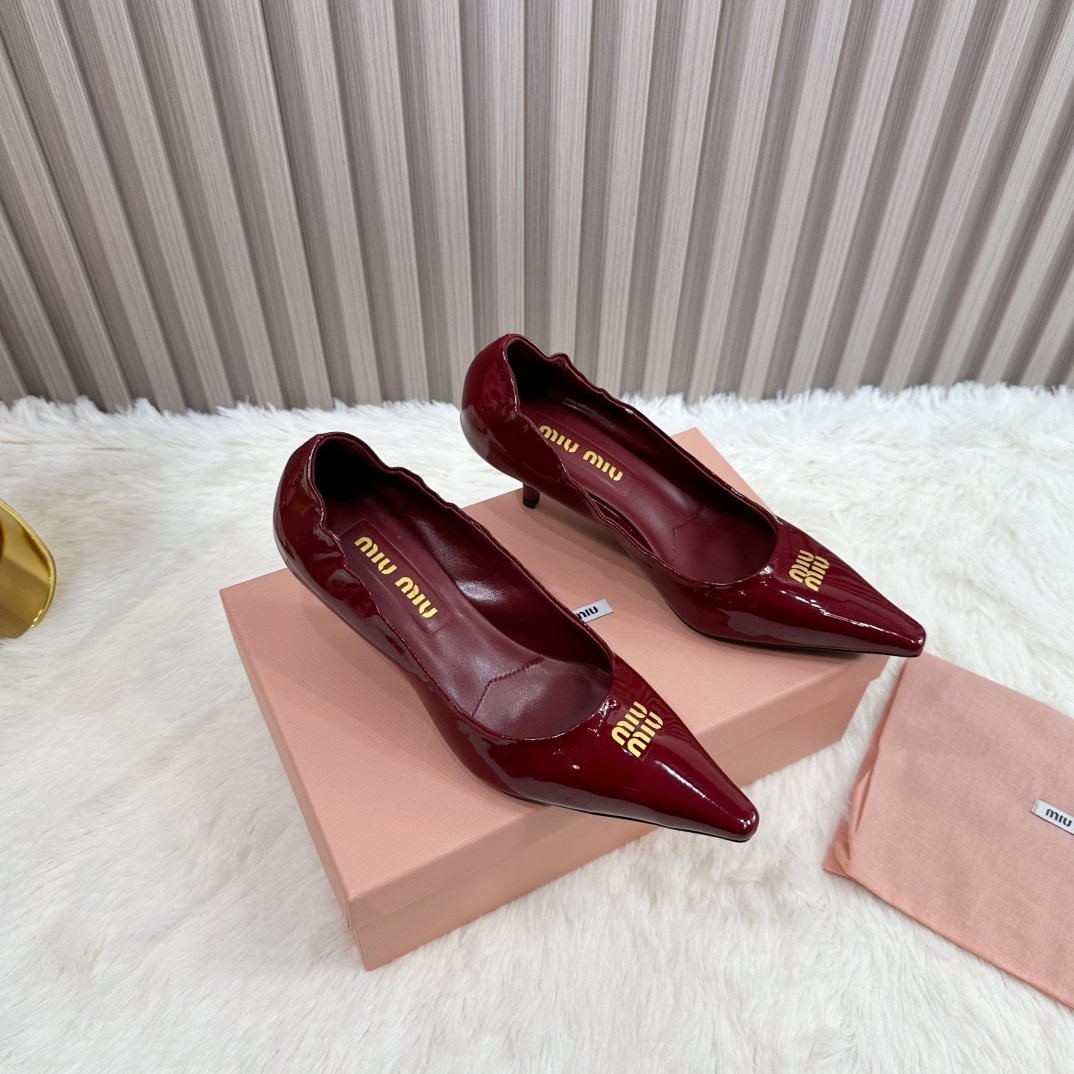 NO:231653,Factory 2025 New new product [MIU MIU] Brand new super beautiful decoration, fashionable and ladylike temperament, two-color splicing, and beautiful colors, with elastic elephant scarf on the outside. It is very convenient to put on the feet. The original last introduced by Italy is the latest last, the shape is very good, the buckle mold is also the original abrasive tool, which is very beautiful, and the shiny flicker can be seen even at night. ——————————————— 1 The upper is patent leather 2 inner imported sheepskin inner 3 long sole Italian original color privately opened leather outsole Heel height 5.5 4 original pad foot, spot number 35M-39M (34 40 41 42 order not to return or replace)., Single shoe sandals, miumiu, sandals, sheepskin, Leather soles19860909工厂 2025 新款新品【MIU MIU】 全新超美装饰搭配,时尚淑女气质十足 双色拼接 又不乏美艳色彩,外侧附带弹力象巾 上脚非常方便意大利引进的原版楦头是最新楦、出来形体非常好呢、饰扣开模也是原版磨具、非常美就算在夜里也能看出闪闪的闪烁感、 —————————— 1鞋面釆用漆皮 2内里进口羊皮内里 3大底意大利原版原色私开模真皮大底 跟高5.5 4原贴垫标脚,现货码数35M-39M（34 40 41 42订不做退不换).,单鞋凉鞋,miumiu,sandals,sheepskin,Leather soles,Women's Shoes