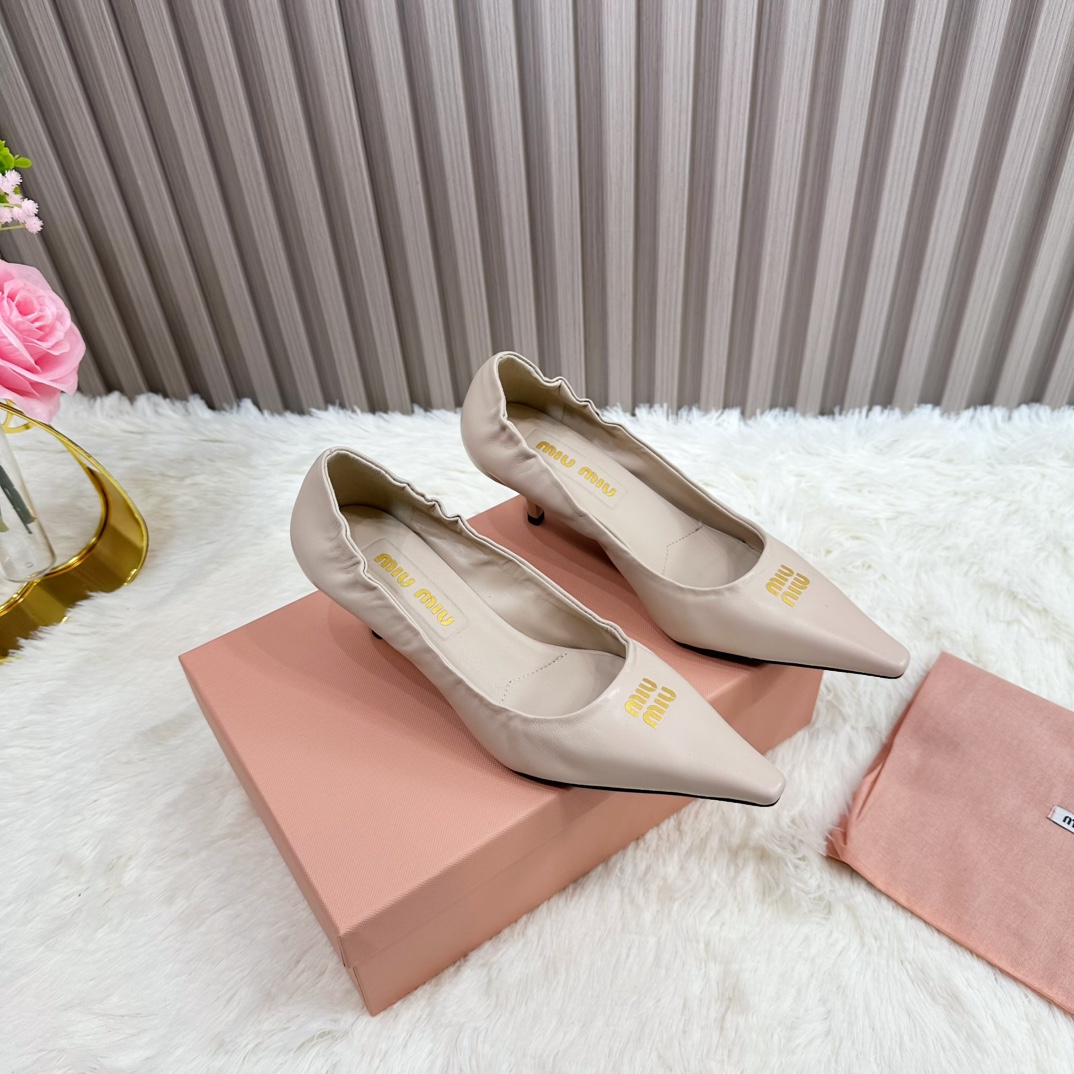 NO:231655,Factory 2025 New new product [MIU MIU] Brand new super beautiful decoration, fashionable and ladylike temperament, two-color splicing, and beautiful colors, with elastic elephant scarf on the outside. It is very convenient to put on the feet. The original last introduced by Italy is the latest last, the shape is very good, the buckle mold is also the original abrasive tool, which is very beautiful, and the shiny flicker can be seen even at night. ————————————————— 1 The upper is made of sheepskin 2 inner imported sheepskin inner 3 long sole Italian original color privately opened leather outsole Heel height 5.5 4 original pad foot, spot number 35M-39M (34 40 41 42 order not to return or replace)., single shoe sandals, miumiu, sandals, sheepskin, Leather soles19860909工厂 2025 新款新品【MIU MIU】 全新超美装饰搭配,时尚淑女气质十足 双色拼接 又不乏美艳色彩,外侧附带弹力象巾 上脚非常方便意大利引进的原版楦头是最新楦、出来形体非常好呢、饰扣开模也是原版磨具、非常美就算在夜里也能看出闪闪的闪烁感、 —————————— 1鞋面釆用羊皮 2内里进口羊皮内里 3大底意大利原版原色私开模真皮大底 跟高5.5 4原贴垫标脚,现货码数35M-39M（34 40 41 42订不做退不换).,单鞋凉鞋,miumiu,sandals,sheepskin,Leather soles,Women's Shoes