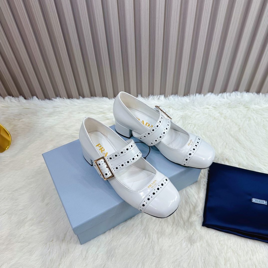 NO:231680,2025 SSS launches the latest Prada long and short boots, sandals, single shoes, thin heels, hollows, thick heels series ————————————— PRADA early spring catwalks Internet celebrity style 