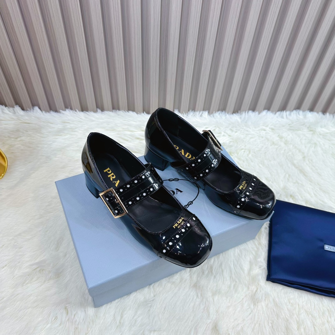 NO:231684,2025 SSS launches the latest Prada long and short boots, sandals, single shoes, thin heels, hollows, thick heels series ————————————— PRADA early spring catwalks Internet celebrity style 