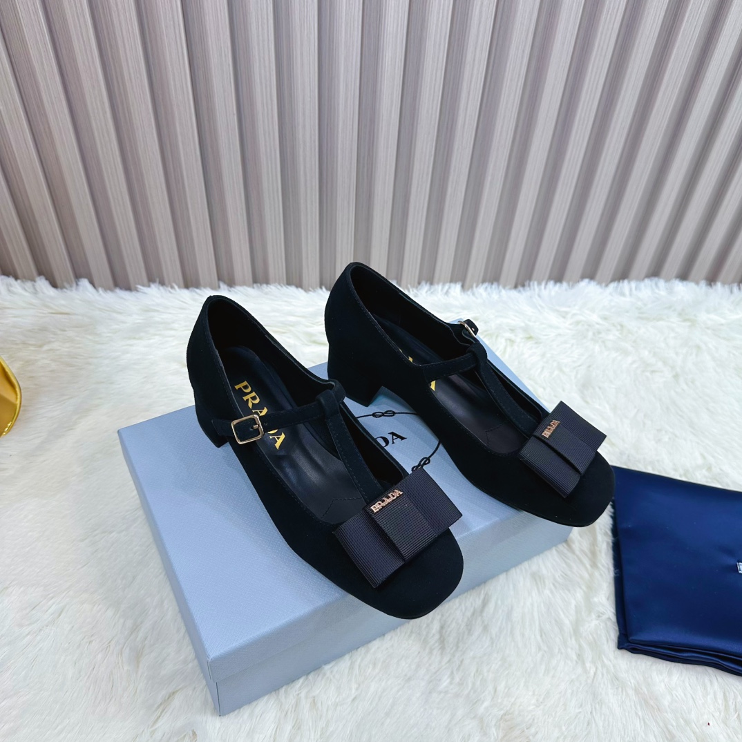 NO:231686,2025 SSS launches the latest Prada long and short boots, sandals, single shoes, thin heels, hollows, thick heels series ————————————— PRADA early spring catwalks Internet celebrity style 