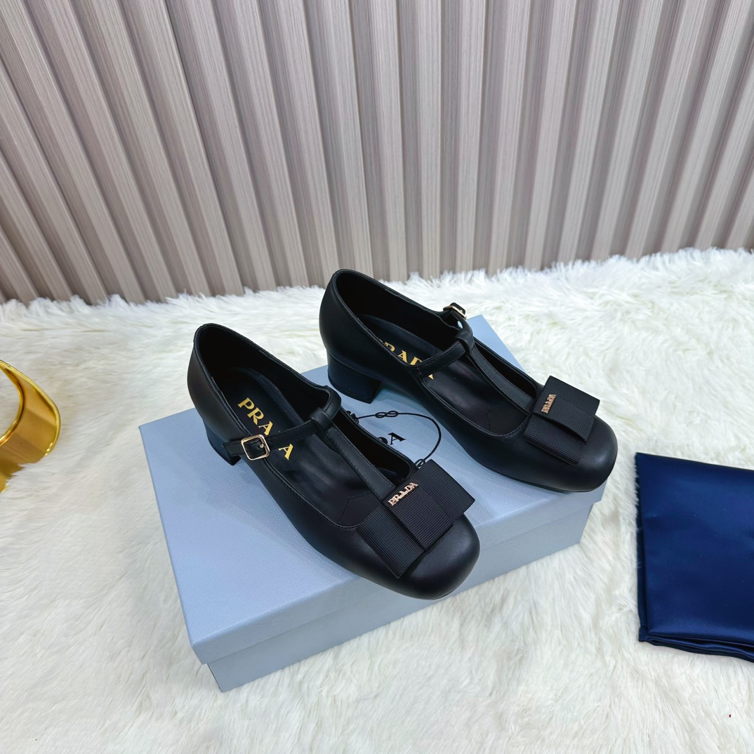 NO:231688,2025 SSS launches the latest Prada long and short boots, sandals, single shoes, thin heels, hollows, thick heels series ————————————— PRADA early spring catwalks Internet celebrity style 