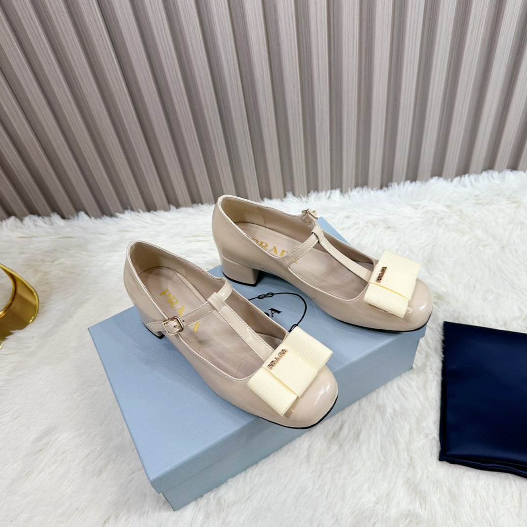 NO:231668,2025 SSS launches the latest Prada long and short boots, sandals, single shoes, thin heels, hollows, thick heels series ————————————— PRADA early spring catwalks Internet celebrity style 