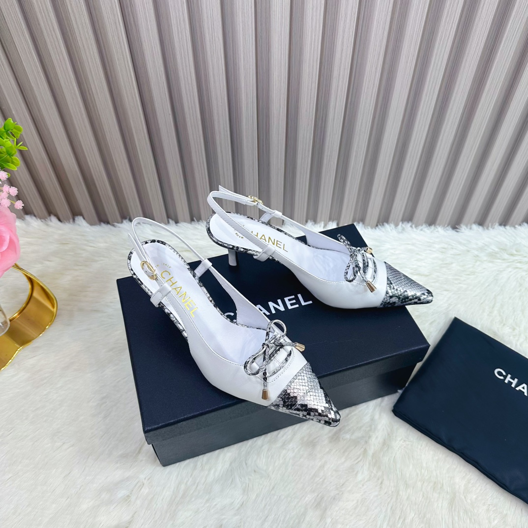 NO:231235,CHANEL 2025 autumn Martin boots single shoes sandals slippers latest style European purchasing agent & Xiang Grandma's new fashion latest version Small fragile Martin boots that exude long-lasting charm ~ original development supports the market any comparison of the so-called smooth and natural lines to restore the original appearance. Many celebrities recommend it. One of the must-have items in the spring. It is super comfortable to put on the feet, really fragrant series... 1 fabric: imported sheepskin 2 linings Imported idiom lambskin Super soft and delicate 3 soles Imported Italian original color rubber sole Heel height 6.5. 4 sizes 35-39 (40.41.42 customization), high heels, chanel, sandals, boots, high heels, slippers, sheepskin19860909CHANEL 2025秋季马丁靴单鞋凉鞋拖鞋最新款 欧洲代购&香奶奶家新款时尚最新版面 散发持久魅力的小香马丁靴鞋～原版开发支持市场任意对比所谓线条流畅自然 做到恢复原版模样 众多明星纷纷推荐 开春必火单品之一.上脚超级的舒适哦,真香系列…  1面料: 进口羊皮 2内里 进口意制小羊皮 超级柔软细腻 3大底 进口意大利原版原色橡胶大底 跟高6.5. 4码数 35一39(40.41.42定制),高跟鞋,chanel,sandals,boots,high heels,slippers,sheepskin,Women's Shoes