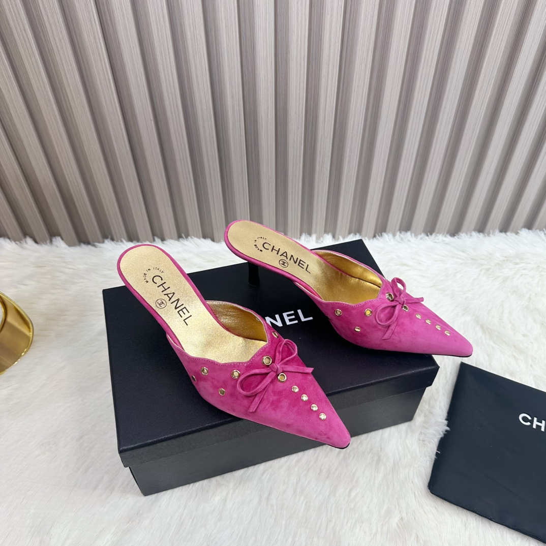 NO:228039,CHANEL 2025 autumn Martin boots single shoes sandals slippers latest style European purchasing agent & Xiang Grandma's new fashion latest version Small fragile Martin boots that exude long-lasting charm ~ original development supports the market any comparison of the so-called smooth and natural lines to restore the original appearance. Many celebrities recommend it. One of the must-have items in the spring. It is super comfortable to put on the feet, really fragrant series... 1 fabric: imported Yangjing 2 litters Imported idiot lambskin Super soft and delicate 3 soles Imported Italian original color rubber sole Heel height 6.5. 4 sizes 35-39 (40.41.42 customization), high heels, chanel, sandals, boots, high heels, slippers, sheepskin, sheep19860909CHANEL 2025秋季马丁靴单鞋凉鞋拖鞋最新款 欧洲代购&香奶奶家新款时尚最新版面 散发持久魅力的小香马丁靴鞋～原版开发支持市场任意对比所谓线条流畅自然 做到恢复原版模样 众多明星纷纷推荐 开春必火单品之一.上脚超级的舒适哦,真香系列…  1面料: 进口羊京 2内里 进口意制小羊皮 超级柔软细腻 3大底 进口意大利原版原色橡胶大底 跟高6.5. 4码数 35一39(40.41.42定制),高跟鞋,chanel,sandals,boots,high heels,slippers,sheepskin,sheep,Women's Shoes