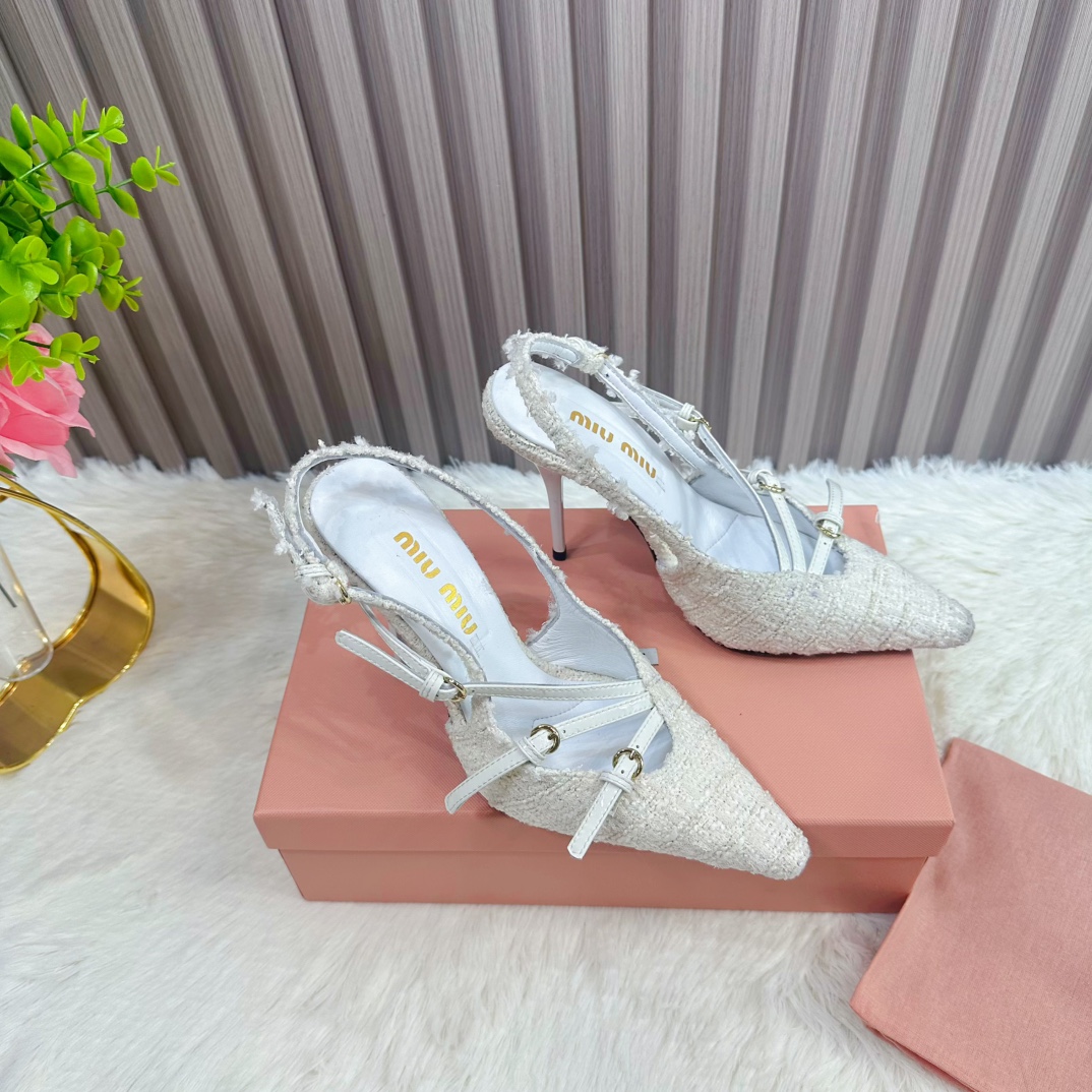 NO:231233,Factory 2025 New new product [MIU MIU] Brand new super beautiful decoration, fashionable and ladylike temperament, two-color splicing, and beautiful colors, with elastic elephant scarf on the outside. It is very convenient to put on the feet. The original last introduced by Italy is the latest last, the shape is very good, the buckle mold is also the original abrasive tool, which is very beautiful, and the shiny flicker can be seen even at night. ——————————————— 1 The upper is woven 2 inner imported sheepskin inner 3 long sole Italian original color privately opened leather outsole heel height 10.0 4 original pad foot, spot number 35M-39M (34 40 41 42 order not to return or exchange)., high heels, miumiu, high heels, sheepskin, Leather soles19860909工厂 2025 新款新品【MIU MIU】 全新超美装饰搭配,时尚淑女气质十足 双色拼接 又不乏美艳色彩,外侧附带弹力象巾 上脚非常方便意大利引进的原版楦头是最新楦、出来形体非常好呢、饰扣开模也是原版磨具、非常美就算在夜里也能看出闪闪的闪烁感、 —————————— 1鞋面釆用编织 2内里进口羊皮内里 3大底意大利原版原色私开模真皮大底 跟高10.0 4原贴垫标脚,现货码数35M-39M（34 40 41 42订不做退不换).,高跟鞋,miumiu,high heels,sheepskin,Leather soles,Women's Shoes