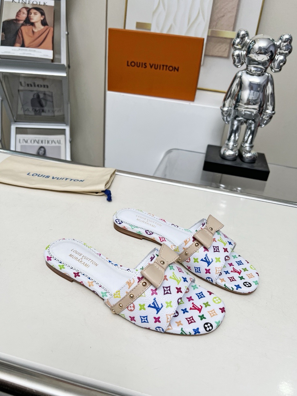 NO:231231,Louis Vuitton 2025 Early Spring New Model Top Version The counter is the latest model, the sandals semi-hard goods are available for new purchases —————————————————————————————————————————— Purchase level!  Full of high-end feeling!  A popular model from domestic and foreign bloggers, retro and fashionable, beautiful!  Home Milan Fashion Week Show official website main promotion model★ Original cowhide print of upper, imported sheepskin lining, outsole, Italian original original color genuine leather outsole, size 35-39 (40.41.42.43 customization, no return and exchange) full set of packaging, slippers, louis vuitton, sandals, slippers, cowhide, sheepskin, Leather soles19860909路易威登 2025 早春新款 顶级版本 专柜主打最新款 凉鞋半拖硬货上新 ————————————— 代购级别！高级感十足！国内外博主刷爆的一款,复古又时髦上脚美炸了！家米兰时装周走秀官网主推款★ 鞋面原版牛皮印花 内里进口羊皮里 大底意大利原版原色真皮大底  码数35-39（40.41.42.43定制不退换）全套包装,拖鞋,louis vuitton,sandals,slippers,cowhide,sheepskin,Leather soles,Women's Shoes