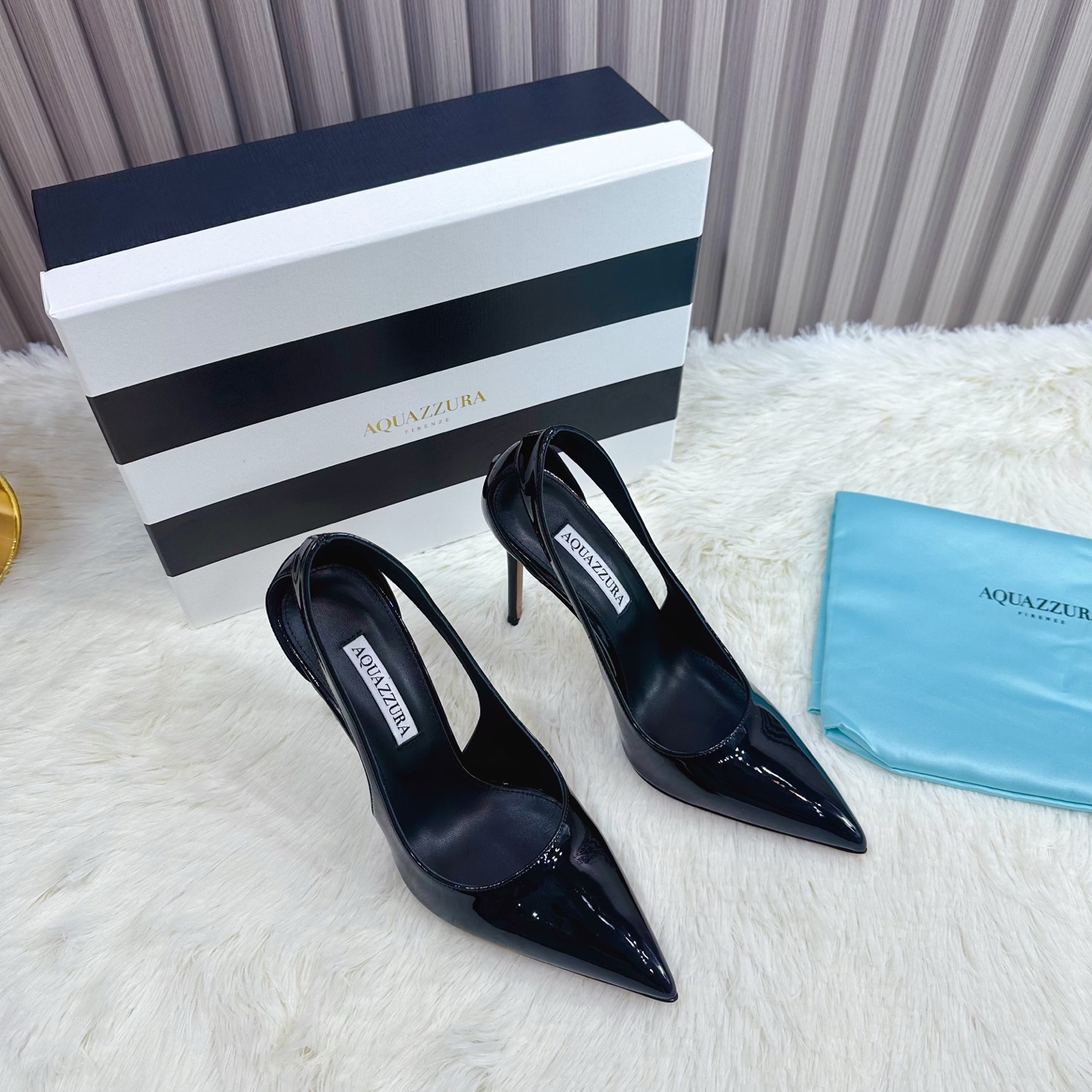 NO:231210,2025 SSS new SSS registration AQUAZZURA original single quality original European style ————————————————————— Aquazzura's shoe brand founded by designer Edgardo Osorio in Florence, Italy. Although it has not been established for a long time, it has won the attention of the public with its traditional high-end craftsmanship and luxurious styling. Aquazzura's studio is located in the Palace of Buondelmonti, Florence, Italy. It combines exquisite European, modern American and Latin styles, showing the perfect balance of modern design. The exquisite craftsmanship creates comfortable and easy-to-wear shoes for women. 1 The upper is imported patent leather 2 imported high-end soft sheepskin 3 outsoles Italian original color genuine leather outsole heel height 10.0  4 original padded foot, original full packaging, spot code 35M-39M (34.40.41) customized, high heels, Dolce & Gabbana, high heels, sheepskin, Leather soles198609092025 SSS新款报到 AQUAZZURA原单品质 原汁原味的欧式风格  ——————————  Aquazzura由设计师Edgardo Osorio在意大利佛罗伦萨创办的鞋履品牌,虽然创立时间不长,但却以其意大利传统的高级工艺和奢华造型赢得大众得目光.Aquazzura的工作室位于意大利佛罗伦萨Buondelmonti宫殿,混合精致欧洲、现代美式以及拉丁风情特色,展现着现代设计的完美平衡,精致的工艺为女性打造舒适易穿戴的鞋履 1鞋面釆用进口漆皮 2内里进口高级柔软羊皮 3大底意大利原版原色真皮大底 跟高10.0 4原贴垫标脚,原版全套包装,现货码数35M-39M(34.40.41)定做,高跟鞋,Dolce&Gabbana,high heels,sheepskin,Leather soles,Women's Shoes