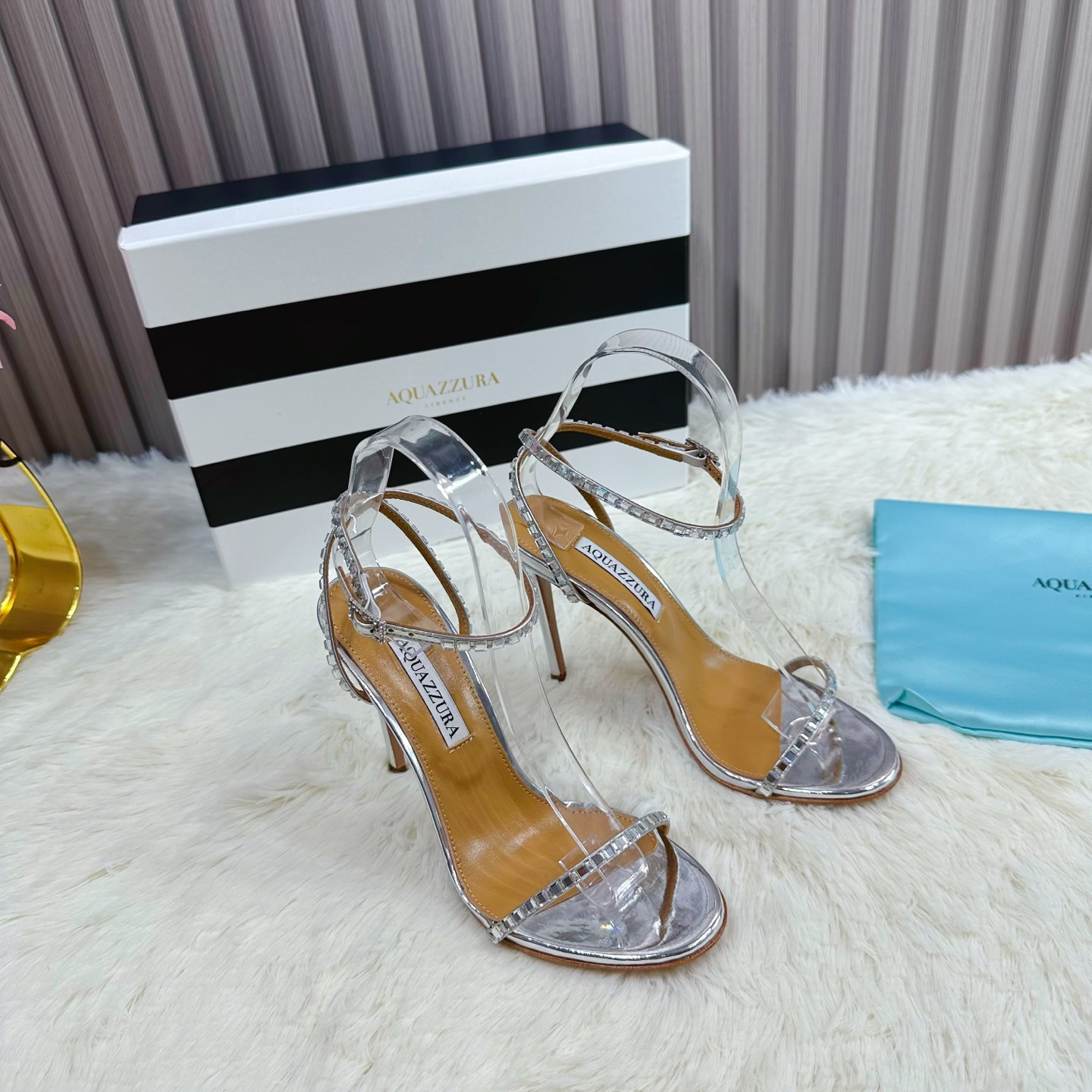 NO:231216,2025 SSS new SSS registration AQUAZZURA original single quality original European style ————————————————————— Aquazzura's shoe brand founded by designer Edgardo Osorio in Florence, Italy. Although it has not been established for a long time, it has won the attention of the public with its traditional high-end craftsmanship and luxurious styling. Aquazzura's studio is located in the Palace of Buondelmonti, Florence, Italy. It combines exquisite European, modern American and Latin styles, showing the perfect balance of modern design. The exquisite craftsmanship creates comfortable and easy-to-wear shoes for women. 1 upper is imported mirror paint 2 imported high-end soft sheepskin inside 3 outsole Italian original color genuine leather outsole heel height 10.0  4 original padded foot, original full packaging, spot code 35M-39M (34.40.41) customized, high heels, Dolce & Gabbana, high heels, sheepskin, Leather soles198609092025 SSS新款报到 AQUAZZURA原单品质 原汁原味的欧式风格  ——————————  Aquazzura由设计师Edgardo Osorio在意大利佛罗伦萨创办的鞋履品牌,虽然创立时间不长,但却以其意大利传统的高级工艺和奢华造型赢得大众得目光.Aquazzura的工作室位于意大利佛罗伦萨Buondelmonti宫殿,混合精致欧洲、现代美式以及拉丁风情特色,展现着现代设计的完美平衡,精致的工艺为女性打造舒适易穿戴的鞋履 1鞋面釆用进口镜面漆 2内里进口高级柔软羊皮 3大底意大利原版原色真皮大底 跟高10.0 4原贴垫标脚,原版全套包装,现货码数35M-39M(34.40.41)定做,高跟鞋,Dolce&Gabbana,high heels,sheepskin,Leather soles,Women's Shoes