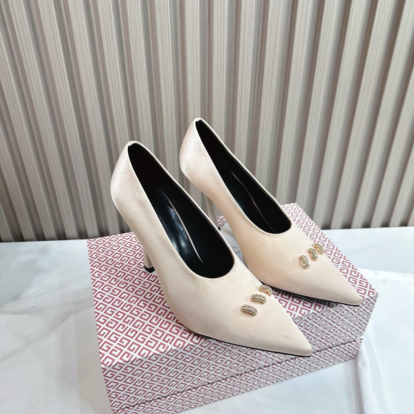 NO:228041,2025 SSS launches GIVENCHY Spring and Summer new model - the brand's iconic appearance is as retro and elegant as ever, and can be easily controlled in all shapes. 1 The upper is made of silk, 2 imported sheepskin inside 3 outsole Italian original original color genuine leather outsole heel height 9.0 4 original labeling foot pads, spot number 35M-39M (40 41 42 customized, no return or exchange)., High heels, given, given, high heels, sheepskin, real silk, Leather soles198609092025 SSS 重磅推出GIVENCHY 纪梵希 春夏新款——品牌标志性的一如既往地呈现复古优雅,各种造型都能轻松驾驭. 1鞋面釆用真丝 2内里进口羊皮 3大底意大利原版原色真皮大底 跟高9.0 4原贴标垫脚, 现货码数35M-39M（40 41 42订做不退不换).,高跟鞋,givenchy,givenchy,high heels,sheepskin,real silk,Leather soles,Women's Shoes