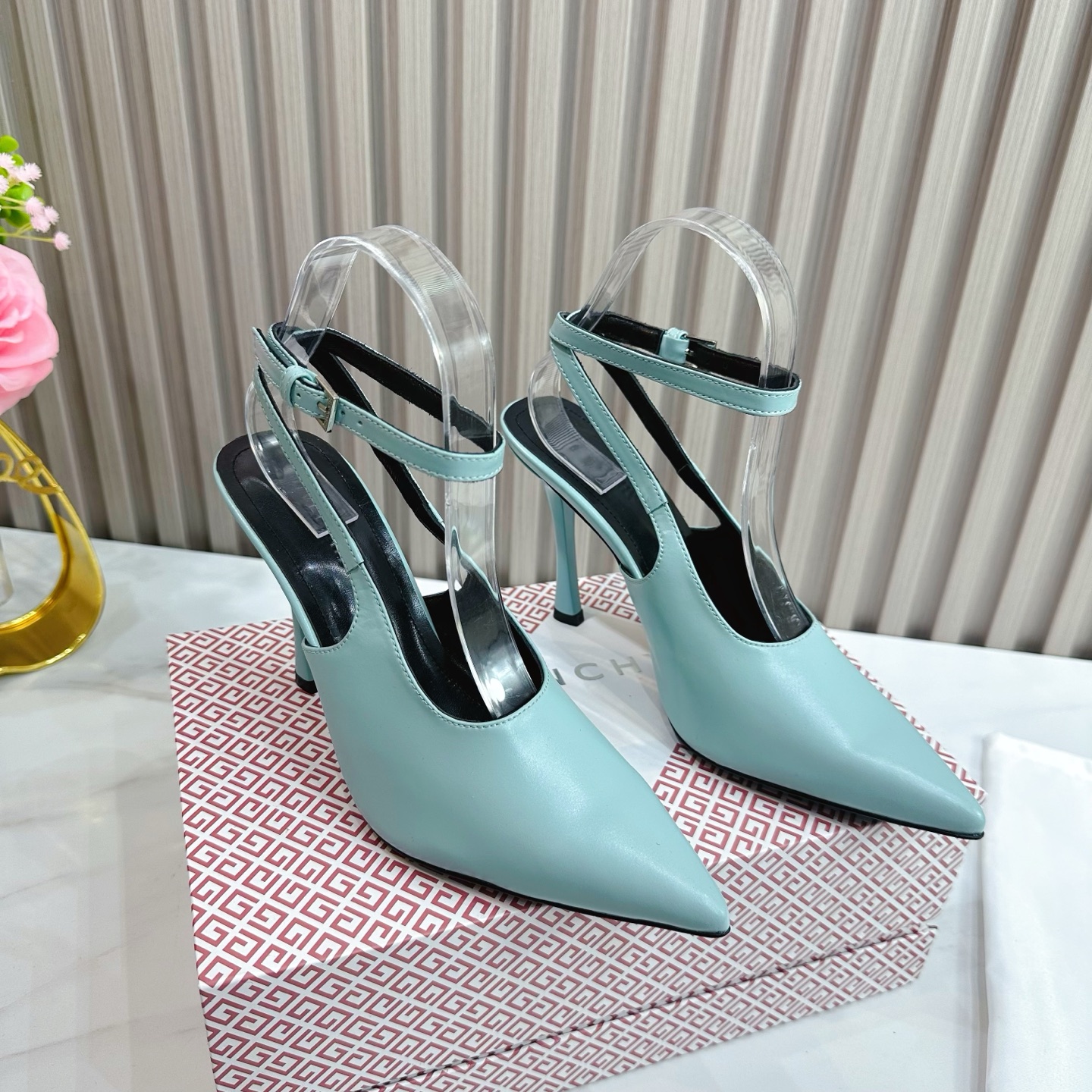 NO:228045,2025 SSS launches GIVENCHY Spring and Summer new model - the brand's iconic appearance is as retro and elegant as ever, and can be easily controlled in all shapes. 1 The upper is made of cowhide 2 imported sheepskin inside 3 outsole Italian original original color genuine leather outsole heel height 9.0 4 original labeling foot pads, spot number 35M-39M (40 41 42 customized, no return or exchange)., High heels, given, given, high heels, cowhide, sheepskin, Leather soles198609092025 SSS 重磅推出GIVENCHY 纪梵希 春夏新款——品牌标志性的一如既往地呈现复古优雅,各种造型都能轻松驾驭. 1鞋面釆用牛皮 2内里进口羊皮 3大底意大利原版原色真皮大底 跟高9.0 4原贴标垫脚, 现货码数35M-39M（40 41 42订做不退不换).,高跟鞋,givenchy,givenchy,high heels,cowhide,sheepskin,Leather soles,Women's Shoes