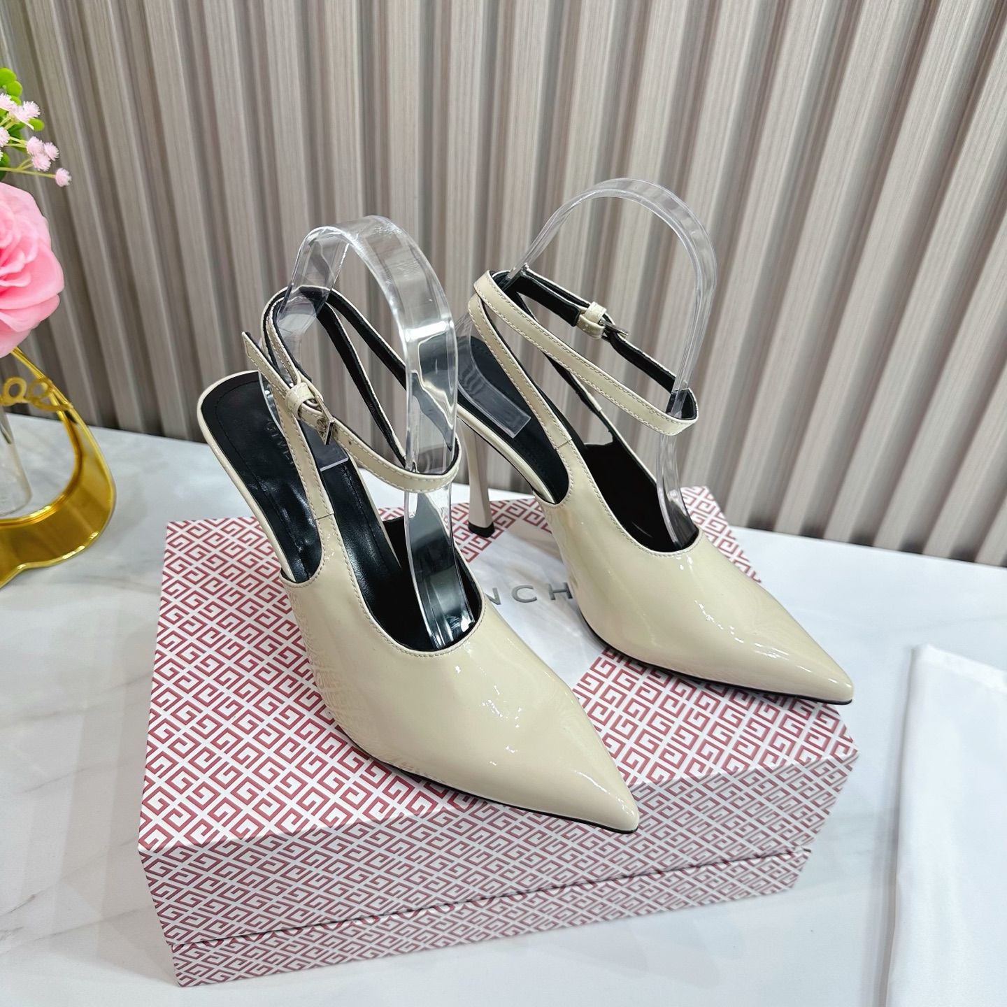 NO:228047,2025 SSS launches GIVENCHY new spring and summer style - the brand's iconic appearance is as retro and elegant as ever, and can be easily controlled in all shapes. 1 The upper is patent leather 2 imported sheepskin inside 3 outsole Italian original original color genuine leather outsole heel height 9.0 4 original labeling foot pads, spot number 35M-39M (40 41 42 customized, no return or exchange)., High heels, given, given, high heels, sheepskin, Leather soles198609092025 SSS 重磅推出GIVENCHY 纪梵希 春夏新款——品牌标志性的一如既往地呈现复古优雅,各种造型都能轻松驾驭. 1鞋面釆用漆皮 2内里进口羊皮 3大底意大利原版原色真皮大底 跟高9.0 4原贴标垫脚, 现货码数35M-39M（40 41 42订做不退不换).,高跟鞋,givenchy,givenchy,high heels,sheepskin,Leather soles,Women's Shoes