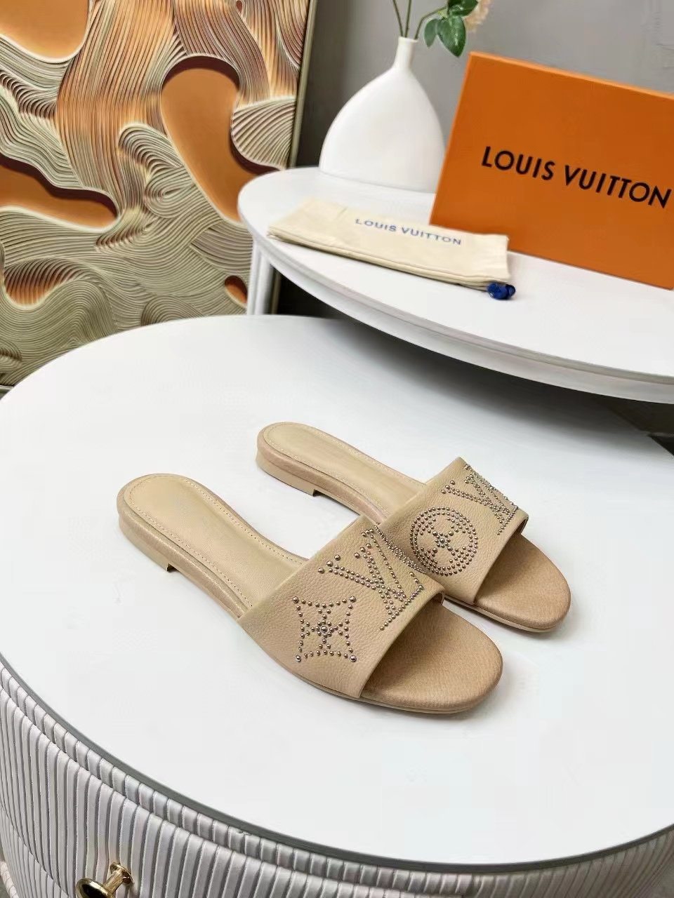 NO:231211,Louis Vuitton 2025 Early Spring New Model Top Version The counter is the latest model, the sandals semi-hard goods are available for new purchases —————————————————————————————————————————— Purchase level!  Full of high-end feeling!  A popular model from domestic and foreign bloggers, retro and fashionable, beautiful!  Home Milan Fashion Week Show official website main promotion model★ Original cowhide upper imported sheepskin lining outsole Italian original color genuine leather outsole size 35-39 (40.41.42.43 customized without return or exchange) full package, slippers, louis vuitton, sandals, slippers, cowhide, sheepskin, Leather soles19860909路易威登 2025 早春新款 顶级版本 专柜主打最新款 凉鞋半拖硬货上新 ————————————— 代购级别！高级感十足！国内外博主刷爆的一款,复古又时髦上脚美炸了！家米兰时装周走秀官网主推款★ 鞋面原版牛皮 内里进口羊皮里 大底意大利原版原色真皮大底  码数35-39（40.41.42.43定制不退换）全套包装,拖鞋,louis vuitton,sandals,slippers,cowhide,sheepskin,Leather soles,Women's Shoes