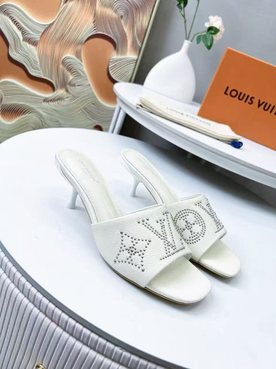 NO:231214,Louis Vuitton 2025 Early Spring New Model Top Version The counter is the latest model, the sandals semi-hard goods are available for new purchases —————————————————————————————————————————— Purchase level!  Full of high-end feeling!  A popular model from domestic and foreign bloggers, retro and fashionable, beautiful!  Home Milan Fashion Week Show official website main promotion model★ Original cowhide upper, imported sheepskin inner lining, outsole, original Italian original color genuine leather outsole, heel height 5.5, size 35-39 (40.41.42.43 customization, no return and exchange) full package, slippers, louis vuitton, sandals, slippers, cowhide, sheepskin, Leather soles19860909路易威登 2025 早春新款 顶级版本 专柜主打最新款 凉鞋半拖硬货上新 ————————————— 代购级别！高级感十足！国内外博主刷爆的一款,复古又时髦上脚美炸了！家米兰时装周走秀官网主推款★ 鞋面原版牛皮 内里进口羊皮里 大底意大利原版原色真皮大底 跟高5.5 码数35-39（40.41.42.43定制不退换）全套包装,拖鞋,louis vuitton,sandals,slippers,cowhide,sheepskin,Leather soles,Women's Shoes