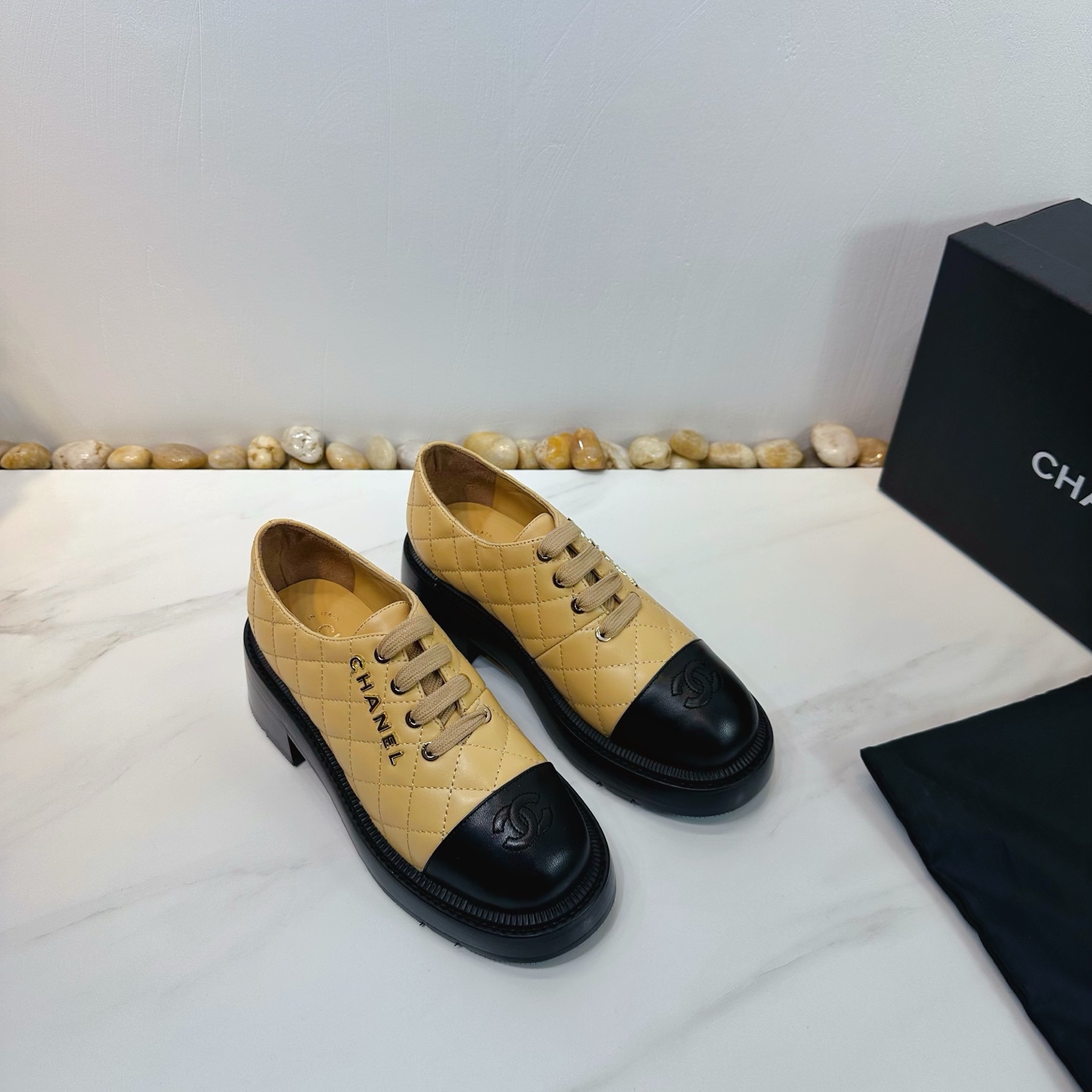 NO:259312,CHANEL 2025 autumn Martin boots single shoes sandals slippers latest style European purchasing agent & Xiang Grandma's new fashion latest version Small fragile Martin boots that exude long-lasting charm ~ original development supports the market any comparison of the so-called smooth and natural lines to restore the original appearance. Many celebrities recommend it. One of the must-have items in the spring. It is super comfortable to put on the feet, really fragrant series... 1 fabric: imported sheepskin 2 linings Imported idiot made lambskin Super soft and delicate 3 soles Imported Italian original color private mold rubber sole 4 sizes 35-39 (40.41.42 customization), loafers, chanel, loafers, sandals, boots, slippers, sheepskin19860909CHANEL 2025秋季马丁靴单鞋凉鞋拖鞋最新款 欧洲代购&香奶奶家新款时尚最新版面 散发持久魅力的小香马丁靴鞋～原版开发支持市场任意对比所谓线条流畅自然 做到恢复原版模样 众多明星纷纷推荐 开春必火单品之一.上脚超级的舒适哦,真香系列…  1面料: 进口羊皮 2内里 进口意制小羊皮 超级柔软细腻 3大底 进口意大利原版原色私模橡胶大底 4码数 35一39(40.41.42定制),乐福鞋,chanel,loafers,sandals,boots,slippers,sheepskin,Women's Shoes