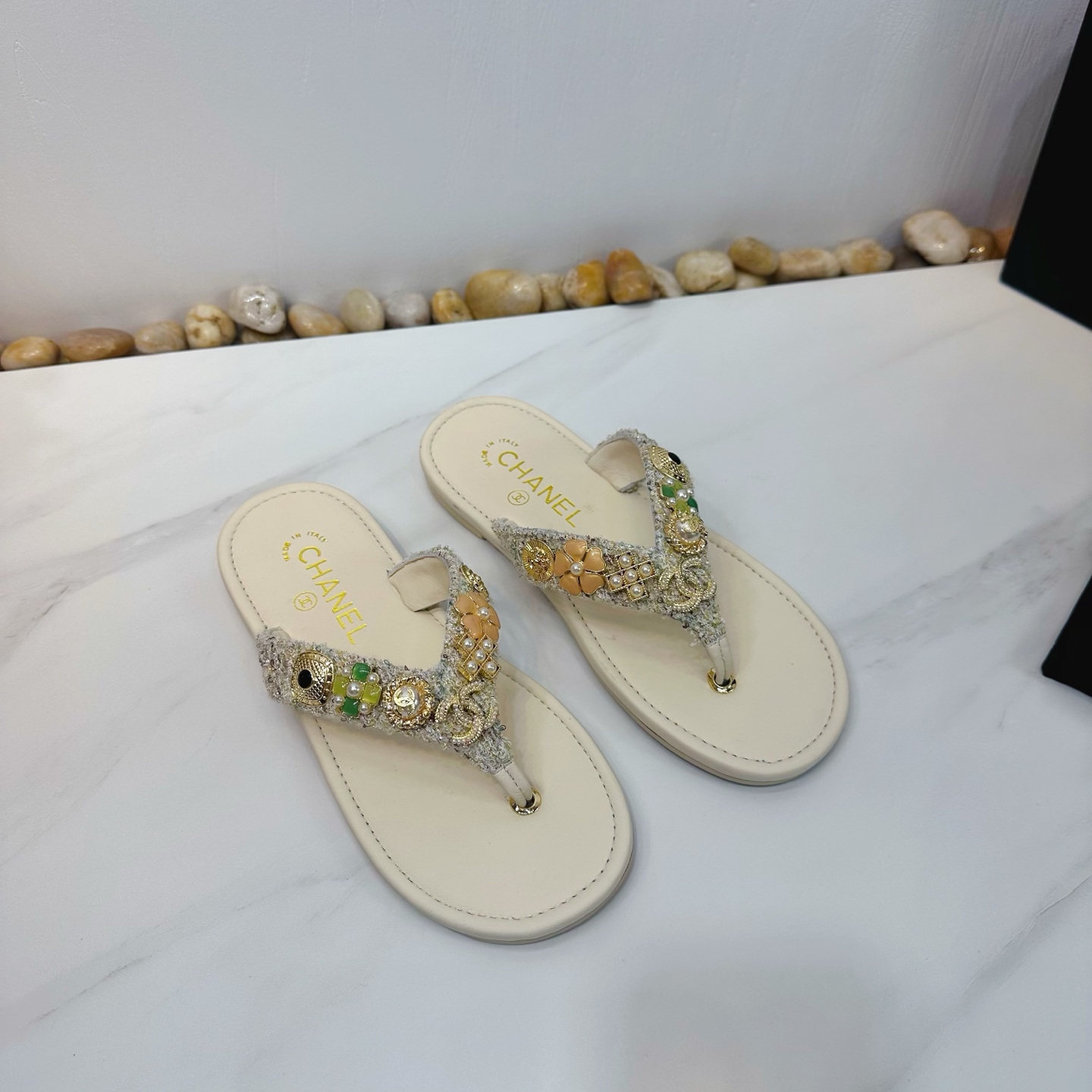 NO:259309,CHANEL 2025 autumn Martin boots single shoes sandals slippers latest style European purchasing agent & Xiang Grandma's new fashion latest version Small fragile Martin boots that exude long-lasting charm~Original development supports the market any comparison of the so-called smooth and natural lines to restore the original appearance. Many celebrities recommend it. One of the must-have items in the spring. It is super comfortable to put on the feet, and the real fragrance series... 1 fabric: imported sheepskin 2 linings Imported idiot made lambskin Super soft and delicate 3 soles Imported Italian original color real cowhide soles 4 sizes 35-39 (40.41.42 customization), split-toe shoes, chanel, sandals, boots, slippers, cowhide, sheepskin19860909CHANEL 2025秋季马丁靴单鞋凉鞋拖鞋最新款 欧洲代购&香奶奶家新款时尚最新版面 散发持久魅力的小香马丁靴鞋～原版开发支持市场任意对比所谓线条流畅自然 做到恢复原版模样 众多明星纷纷推荐 开春必火单品之一.上脚超级的舒适哦,真香系列…  1面料: 进口羊皮 2内里 进口意制小羊皮 超级柔软细腻 3大底 进口意大利原版原色真牛皮大底 4码数 35一39(40.41.42定制),分趾鞋,chanel,sandals,boots,slippers,cowhide,sheepskin,Women's Shoes