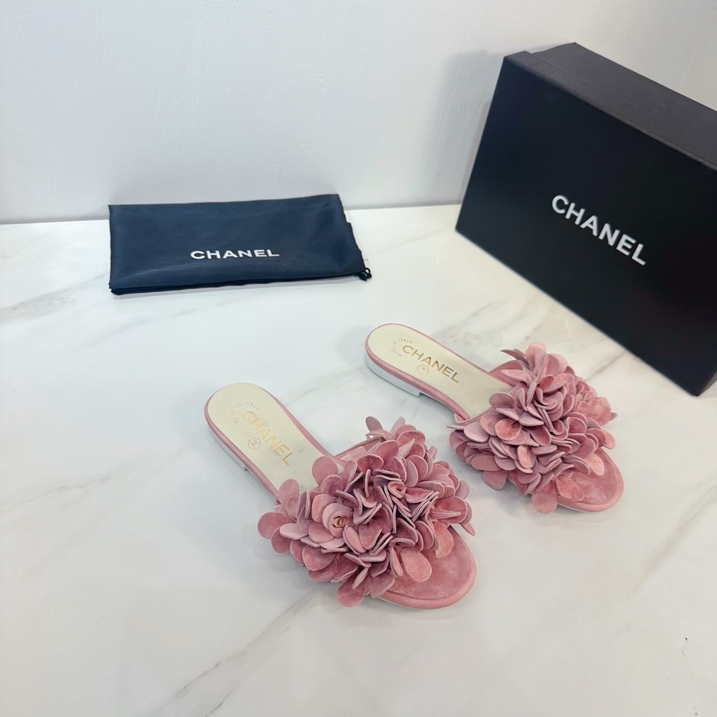 NO:228028,CHANEL 2025 autumn Martin boots single shoes sandals slippers latest style European purchasing agent & Xiang Grandma's new fashion latest version Small fragile Martin boots that exude long-lasting charm ~ original development supports the market any comparison of the so-called smooth and natural lines to restore the original appearance. Many celebrities recommend it. One of the must-have items in the spring. It is super comfortable to put on the feet, the real fragrance series... 1 fabric: imported Yangjing 2 litters Imported idiot lambskin super soft and delicate 3 soles Imported Italian original color real cowhide outsole 4 sizes 35-39 (40.41.42 customization), slippers, chanel, sandals, boots, slippers, cowhide, sheepskin, sheep19860909CHANEL 2025秋季马丁靴单鞋凉鞋拖鞋最新款 欧洲代购&香奶奶家新款时尚最新版面 散发持久魅力的小香马丁靴鞋～原版开发支持市场任意对比所谓线条流畅自然 做到恢复原版模样 众多明星纷纷推荐 开春必火单品之一.上脚超级的舒适哦,真香系列…  1面料: 进口羊京 2内里 进口意制小羊皮 超级柔软细腻 3大底 进口意大利原版原色真牛皮大底 4码数 35一39(40.41.42定制),拖鞋,chanel,sandals,boots,slippers,cowhide,sheepskin,sheep,Women's Shoes