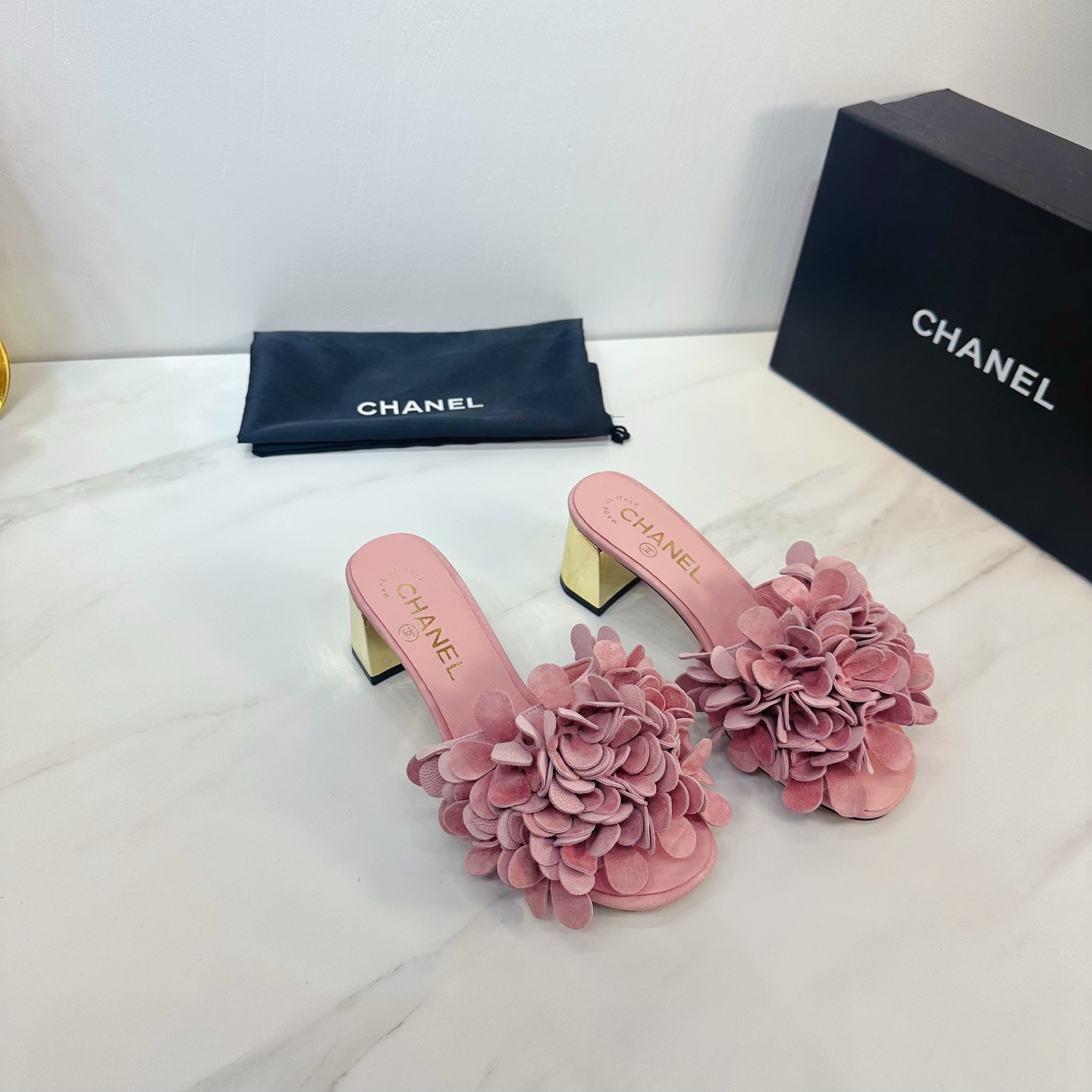 NO:228032,CHANEL 2025 autumn Martin boots single shoes sandals slippers latest style European purchasing agent & Xiang Grandma's new fashion latest version Small fragile Martin boots that exude long-lasting charm ~ original development supports the market any comparison of the so-called smooth and natural lines to restore the original appearance. Many celebrities recommend it. One of the must-have items in the spring. It is super comfortable to put on the feet, the real fragrance series... 1 fabric: imported Yangjing 2 litters Imported idiot lambskin super soft and delicate 3 soles Imported Italian original color real cowhide outsole Heel height 5.5 4 sizes 35-39 (40.41.42 customization), slippers, chanel, sandals, boots, slippers, cowhide, sheepskin, sheep19860909CHANEL 2025秋季马丁靴单鞋凉鞋拖鞋最新款 欧洲代购&香奶奶家新款时尚最新版面 散发持久魅力的小香马丁靴鞋～原版开发支持市场任意对比所谓线条流畅自然 做到恢复原版模样 众多明星纷纷推荐 开春必火单品之一.上脚超级的舒适哦,真香系列…  1面料: 进口羊京 2内里 进口意制小羊皮 超级柔软细腻 3大底 进口意大利原版原色真牛皮大底 跟高5.5 4码数 35一39(40.41.42定制),拖鞋,chanel,sandals,boots,slippers,cowhide,sheepskin,sheep,Women's Shoes