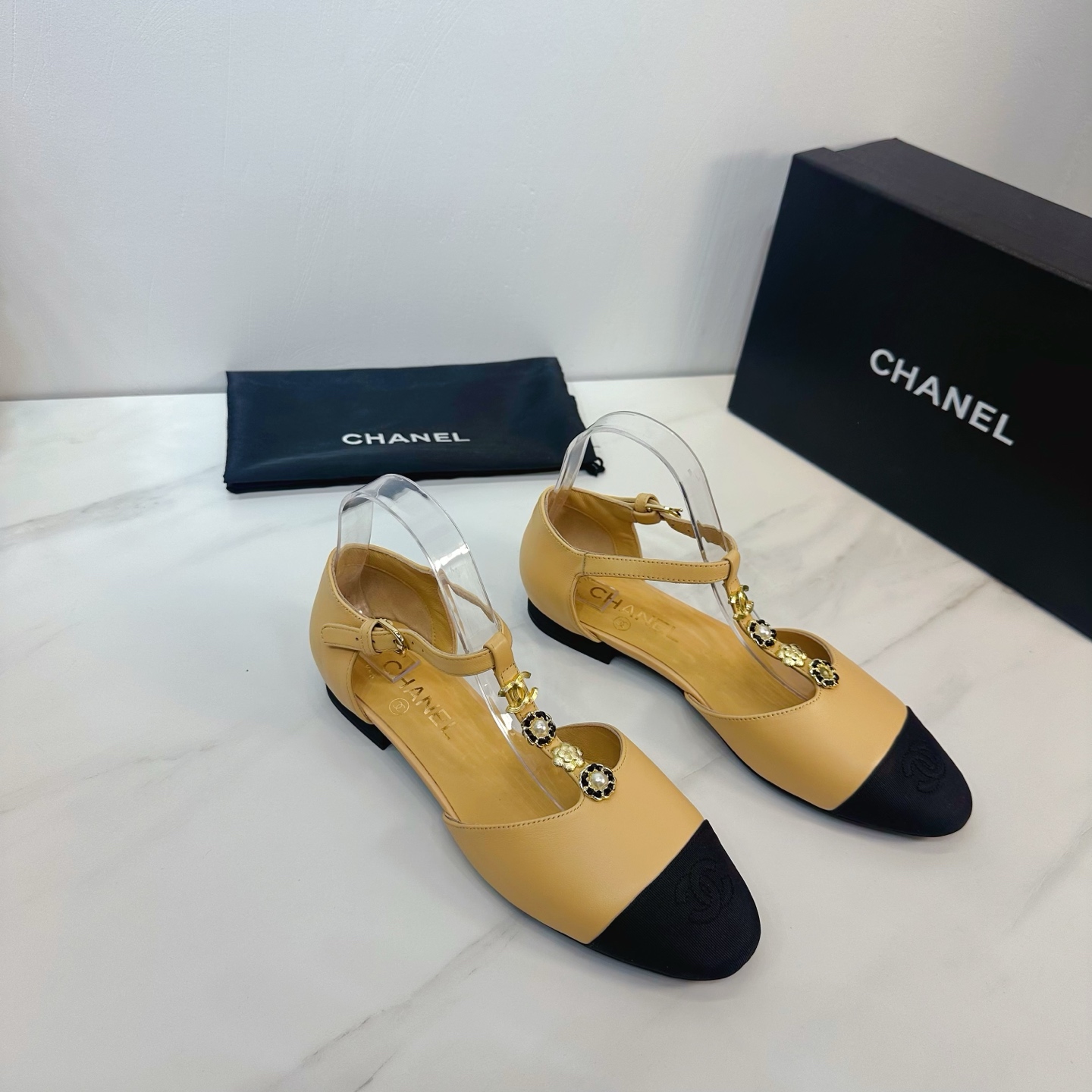 NO:228022,CHANEL 2025 autumn Martin boots single shoes sandals slippers latest style European purchasing agent & Xiang Grandma's new fashion latest version Small fragile Martin boots that exude long-lasting charm~Original development supports the market any comparison of the so-called smooth and natural lines to restore the original appearance. Many celebrities recommend it. One of the must-have items in the spring. It is super comfortable to put on the feet, and the real fragrance series... 1 fabric: imported sheepskin 2 linings Imported idiot lambskin super soft and delicate 3 soles Imported Italian original color real cowhide outsole 4 sizes 35-39 (40.41.42 customization), sandals, chanel, sandals, boots, slippers, cowhide, sheepskin19860909CHANEL 2025秋季马丁靴单鞋凉鞋拖鞋最新款 欧洲代购&香奶奶家新款时尚最新版面 散发持久魅力的小香马丁靴鞋～原版开发支持市场任意对比所谓线条流畅自然 做到恢复原版模样 众多明星纷纷推荐 开春必火单品之一.上脚超级的舒适哦,真香系列…  1面料: 进口羊皮 2内里 进口意制小羊皮 超级柔软细腻 3大底 进口意大利原版原色真牛皮大底  4码数 35一39(40.41.42定制),凉鞋,chanel,sandals,boots,slippers,cowhide,sheepskin,Women's Shoes