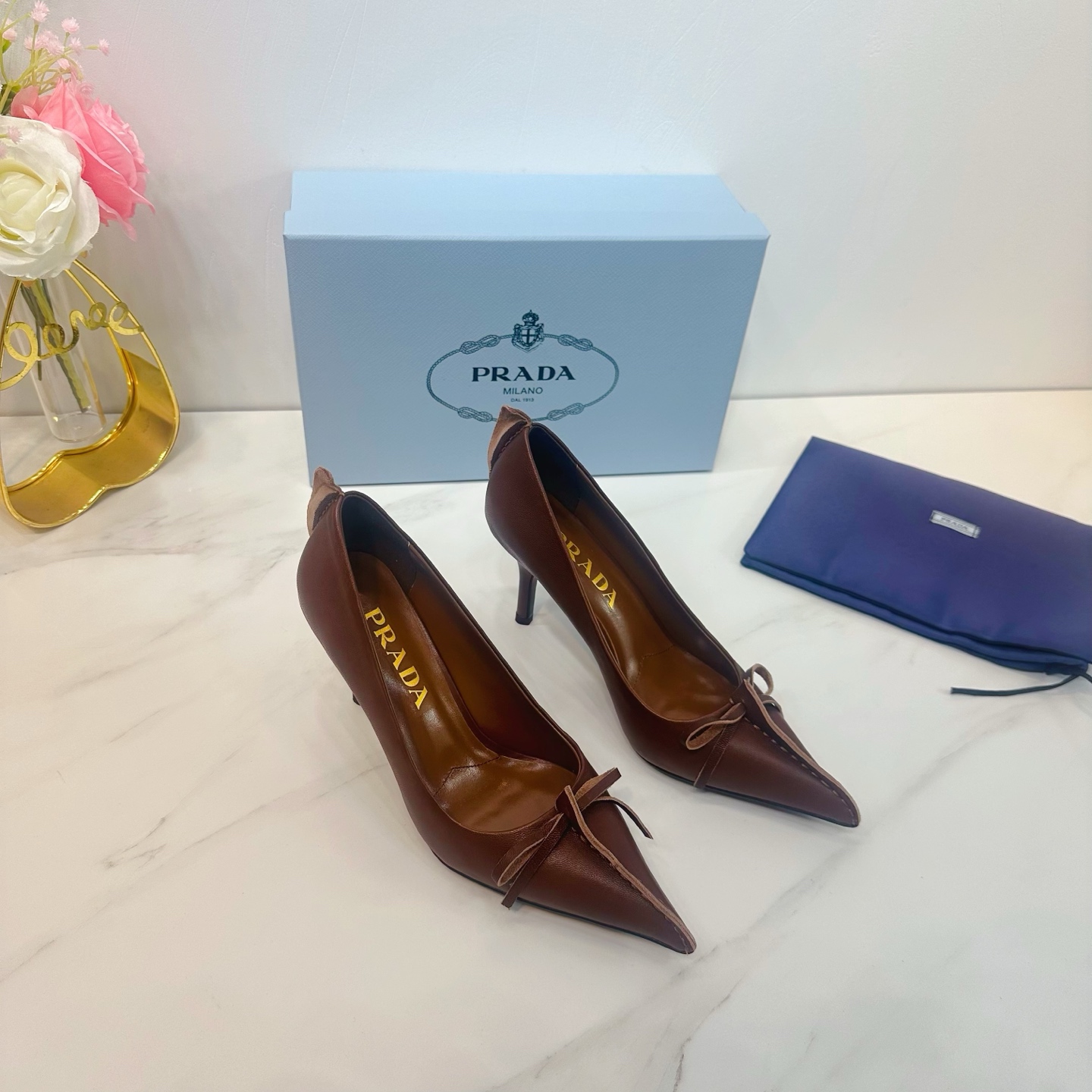 NO:615565,2025 SSS launches Prada’s latest long boots, sandals, thin heels, empty backs, and thick heels series——————————  PRADA's early spring T stage catwalk show is the same style as 'Dream Never Sleeps'. Prada can use it on important occasions. The fresh style has a bit of nobility. It is perfect to wear with this shoe. It is elegant and crystal clear, regardless of the material of various accessories.  , all are exclusively customized one to one, and must be zero distance from the original. The entire series is full of exciting and unexpected combinations of elements, different materials, textures of fabrics, and a strong artistic atmosphere, allowing you to appreciate the ever-changing style of Prada girls.  1. The upper is made of sheepskin. 2. The lining is imported sheepskin. 3. The outsole is made of original Italian genuine leather. The heel height is 8.5. 4. The original labeling feet. The stock code number is 35M-39M (40 41 42 is custom-made and cannot be returned or exchanged). High heels and sandals, prada, prada, sandals, boots, high heels, sheepskin, Leather soles198609092025 SSS重磅推出普拉达最新长短靴,凉鞋单鞋,细跟,后空,粗跟系列  —————————— PRADA早春T台走秀网红同款＂造梦不夜城＂,Prada能在重要场合上用得上了,小清新风带点贵气的感觉,上脚非常完美穿搭配上此鞋,优雅大方,晶莹剔透,无论各种配件材质,都是独家一比一定制,必做到原版零距离,整个系列都充满了令人兴奋和意外的元素结合,不同的材质,肌理的面料的表现,具有极浓的艺术气息,让你领略Prada女孩的百变风格. 1鞋面釆用羊皮 2内里进口羊皮 3大底意大利原版原色真皮大底跟高8.5 4原贴标垫脚, 现货码数35M-39M（40 41 42订做不退不换).,高跟鞋凉鞋,prada,prada,sandals,boots,high heels,sheepskin,Leather soles,Women's Shoes