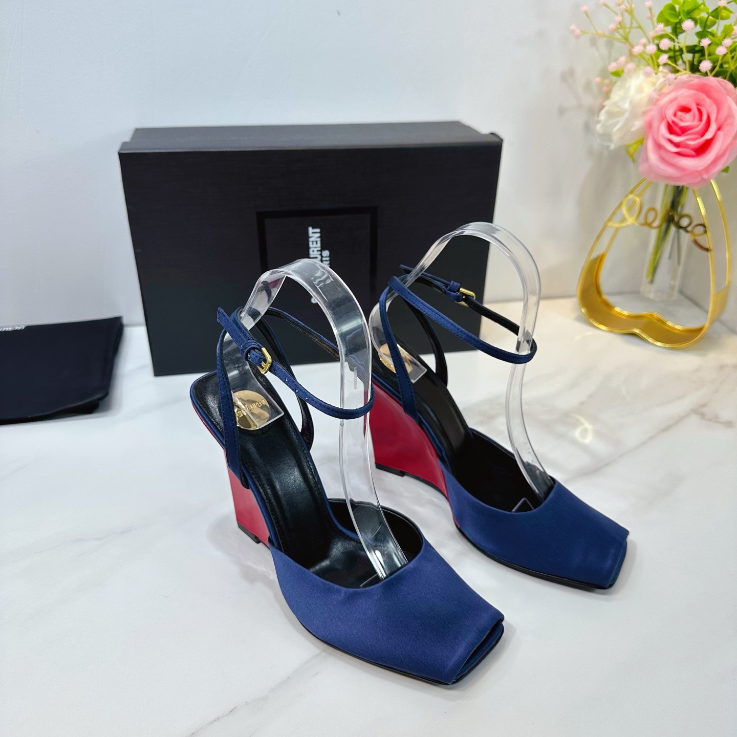 NO:261885,Saint Laurent 25ss super popular sandals, single-shoe counters are launched simultaneously, major celebrities and internet celebrities are putting their feet on the feet, fashionable and versatile style, simple and high-end, making elegance to the extreme, and the goddess style is full of!  1 The upper is made of silk, 2 imported soft sheepskin inside, 3 outsoles, Italian original original color genuine leather outsole, heel height 11.0 4 original labeling foot pad, spot number 35M-39M (34 40 41 42 customized, no return or exchange)., High heels, saint laurent, saint laurent, sandals, high heels, sheepskin, real silk, Leather soles19860909Saint Laurent圣罗兰25ss 超火的凉鞋 单鞋专柜同步上新 各大明星网红纷纷上脚 款式时髦百搭 简约又高级 把优雅做到极致 上脚女神范爆棚！ 1鞋面釆用真丝 2内里进口软羊皮 3大底意大利原版原色真皮大底 跟高11.0 4原贴标垫脚, 现货码数35M-39M (34 40 41 42订做不退不换).,高跟鞋,saint laurent,saint laurent,sandals,high heels,sheepskin,real silk,Leather soles,Women's Shoes