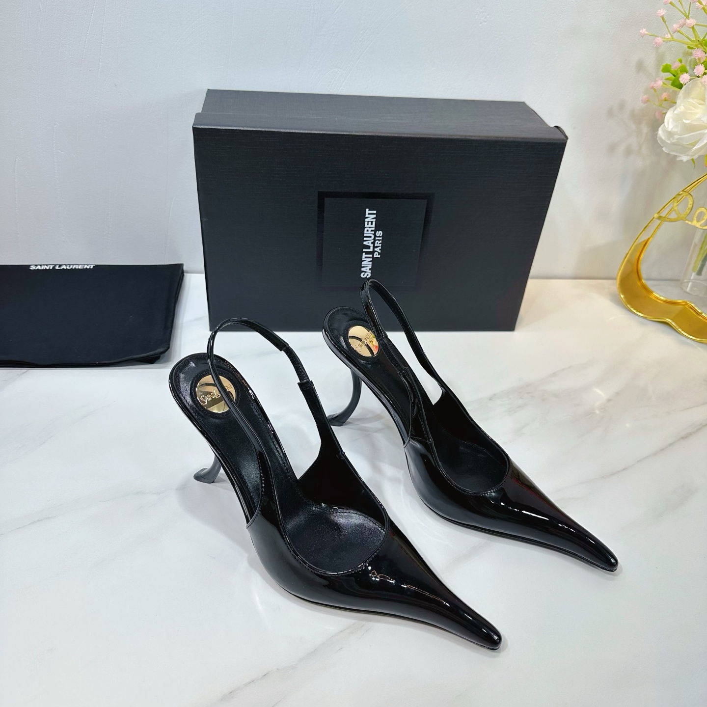 NO:261888,Saint Laurent 25ss super popular sandals, single-shoe counters are launched simultaneously, major celebrities and internet celebrities are putting their feet on the feet, fashionable and versatile style, simple and high-end, making elegance to the extreme, and the goddess style is full of!  1 patent leather upper 2 imported soft sheepskin inside 3 outsole Italian original original color genuine leather outsole heel height 11.0 4 original labeling foot pad, spot number 35M-39M (34 40 41 42 customized no return or exchange)., high heels, saint laurent, saint laurent, sandals, high heels, sheepskin, Leather soles19860909Saint Laurent圣罗兰25ss 超火的凉鞋 单鞋专柜同步上新 各大明星网红纷纷上脚 款式时髦百搭 简约又高级 把优雅做到极致 上脚女神范爆棚！ 1鞋面釆用漆皮 2内里进口软羊皮 3大底意大利原版原色真皮大底 跟高11.0 4原贴标垫脚, 现货码数35M-39M (34 40 41 42订做不退不换).,高跟鞋,saint laurent,saint laurent,sandals,high heels,sheepskin,Leather soles,Women's Shoes