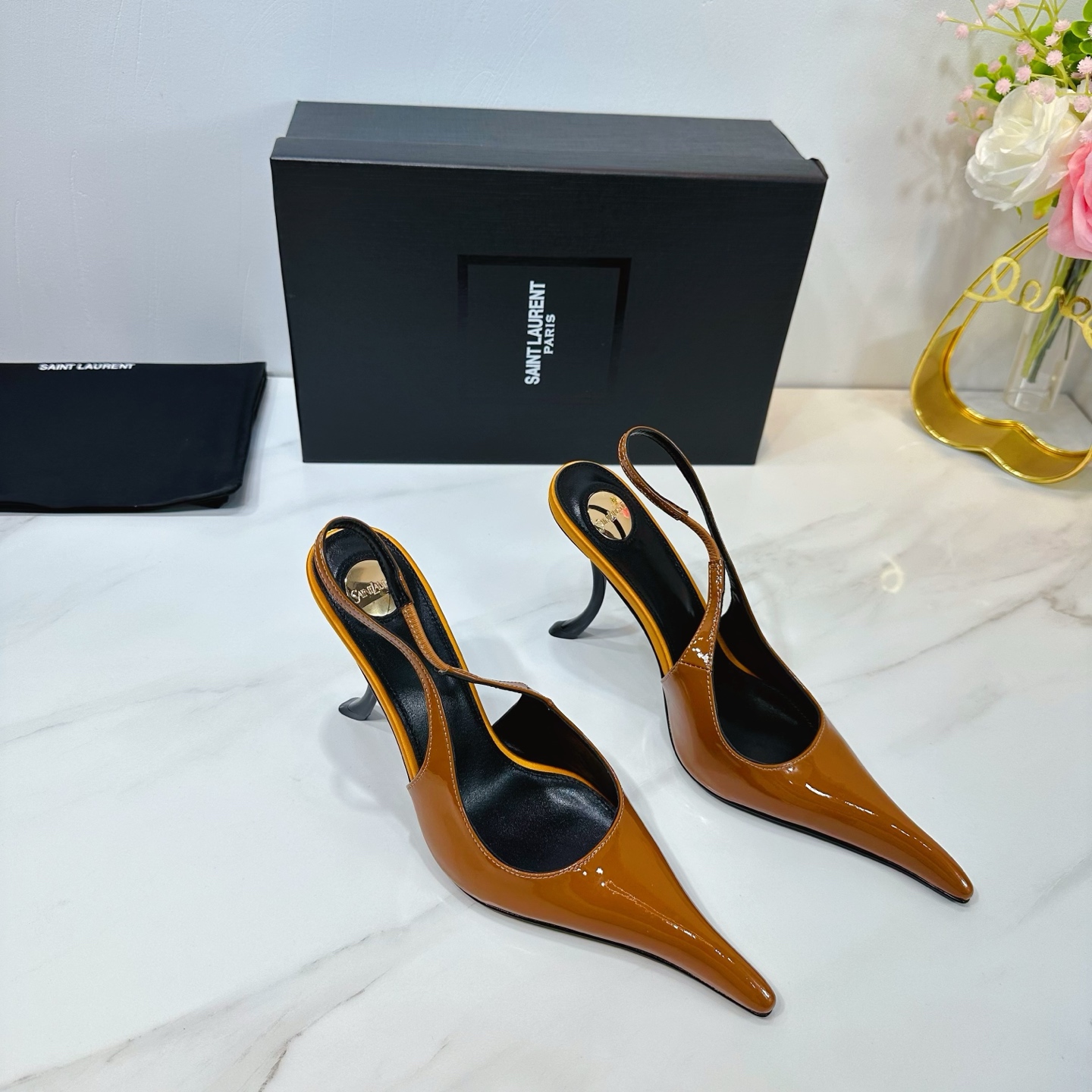 NO:261891,Saint Laurent 25ss super popular sandals, single-shoe counters are launched simultaneously, major celebrities and internet celebrities are putting their feet on the feet, fashionable and versatile style, simple and high-end, making elegance to the extreme, and the goddess style is full of!  1 patent leather upper 2 imported soft sheepskin inside 3 outsole Italian original original color genuine leather outsole heel height 10.5 4 original labeling foot pad, spot number 35M-39M (40 41 42 customized no return or exchange)., high heels, saint laurent, saint laurent, sandals, high heels, sheepskin, Leather soles19860909Saint Laurent圣罗兰25ss 超火的凉鞋 单鞋专柜同步上新 各大明星网红纷纷上脚 款式时髦百搭 简约又高级 把优雅做到极致 上脚女神范爆棚！ 1鞋面釆用漆皮 2内里进口软羊皮 3大底意大利原版原色真皮大底 跟高10.5 4原贴标垫脚, 现货码数35M-39M (40 41 42订做不退不换).,高跟鞋,saint laurent,saint laurent,sandals,high heels,sheepskin,Leather soles,Women's Shoes