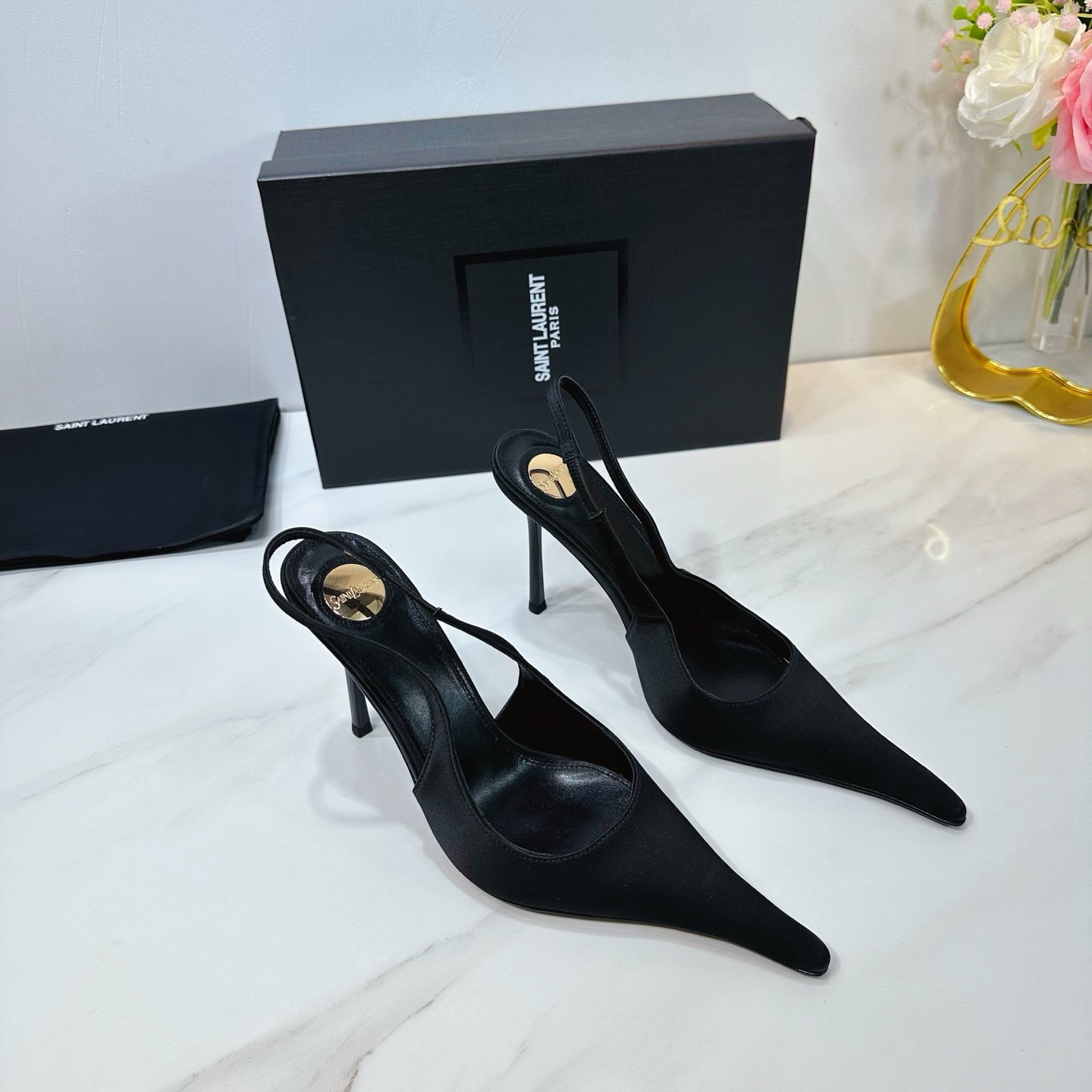 NO:261894,Saint Laurent 25ss super popular sandals, single-shoe counters are launched simultaneously, major celebrities and internet celebrities are putting their feet on the feet, fashionable and versatile style, simple and high-end, making elegance to the extreme, and the goddess style is full of!  1 The upper is made of silk, 2 imported soft sheepskin inside, 3 outsoles, Italian original original color genuine leather outsole, heel height 10.5 4 original labeling foot pad, spot number 35M-39M (40 41 42 customized, no return or exchange)., High heels, saint laurent, saint laurent, sandals, high heels, sheepskin, real silk, Leather soles19860909Saint Laurent圣罗兰25ss 超火的凉鞋 单鞋专柜同步上新 各大明星网红纷纷上脚 款式时髦百搭 简约又高级 把优雅做到极致 上脚女神范爆棚！ 1鞋面釆用真丝 2内里进口软羊皮 3大底意大利原版原色真皮大底 跟高10.5 4原贴标垫脚, 现货码数35M-39M (40 41 42订做不退不换).,高跟鞋,saint laurent,saint laurent,sandals,high heels,sheepskin,real silk,Leather soles,Women's Shoes