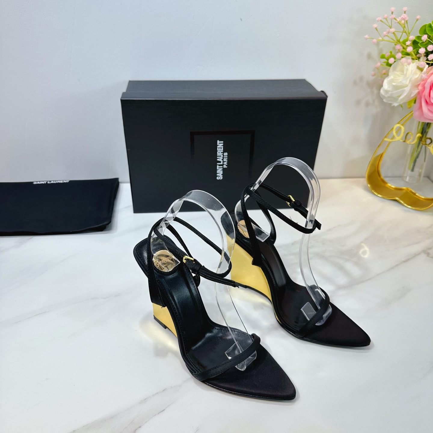 NO:261872,Saint Laurent 25ss super popular sandals, single-shoe counters are launched simultaneously, major celebrities and internet celebrities are putting their feet on the feet, fashionable and versatile style, simple and high-end, making elegance to the extreme, and the goddess style is full of!  1 The upper is made of silk 2 imported soft sheepskin in the inner lining 3 outsole Italian original original color genuine leather outsole Heel height 10.5 4 original labeling foot pads, spot number 35M-39M (40 41 42 customized no return or exchange)., High heels, saint laurent, saint laurent, sandals, high heels, sheepskin, real silk, Leather soles19860909Saint Laurent圣罗兰25ss 超火的凉鞋 单鞋专柜同步上新 各大明星网红纷纷上脚 款式时髦百搭 简约又高级 把优雅做到极致 上脚女神范爆棚！ 1鞋面釆用真丝 2内里进口软羊皮 3大底意大利原版原色真皮大底 跟高10.5 4原贴标垫脚, 现货码数35M-39M (40 41 42订做不退不换).,高跟鞋,saint laurent,saint laurent,sandals,high heels,sheepskin,real silk,Leather soles,Women's Shoes