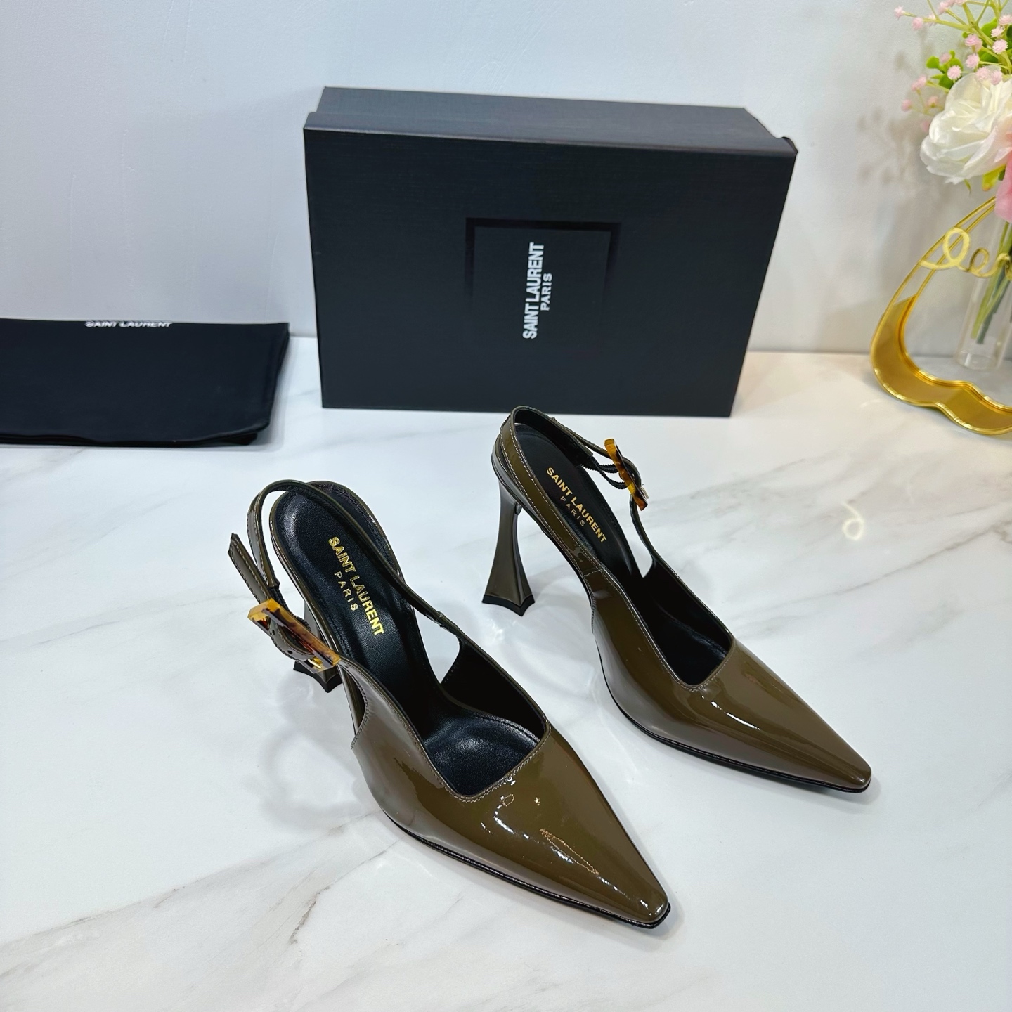 NO:261875,Saint Laurent 25ss super popular sandals, single-shoe counters are launched simultaneously, major celebrities and internet celebrities are putting their feet on the feet, fashionable and versatile style, simple and high-end, making elegance to the extreme, and the goddess style is full of!  1 patent leather upper 2 imported soft sheepskin inside 3 outsole Italian original original color genuine leather outsole heel height 10.5 4 original labeling foot pad, spot number 35M-39M (40 41 42 customized no return or exchange)., high heels, saint laurent, saint laurent, sandals, high heels, sheepskin, Leather soles19860909Saint Laurent圣罗兰25ss 超火的凉鞋 单鞋专柜同步上新 各大明星网红纷纷上脚 款式时髦百搭 简约又高级 把优雅做到极致 上脚女神范爆棚！ 1鞋面釆用漆皮 2内里进口软羊皮 3大底意大利原版原色真皮大底 跟高10.5 4原贴标垫脚, 现货码数35M-39M (40 41 42订做不退不换).,高跟鞋,saint laurent,saint laurent,sandals,high heels,sheepskin,Leather soles,Women's Shoes