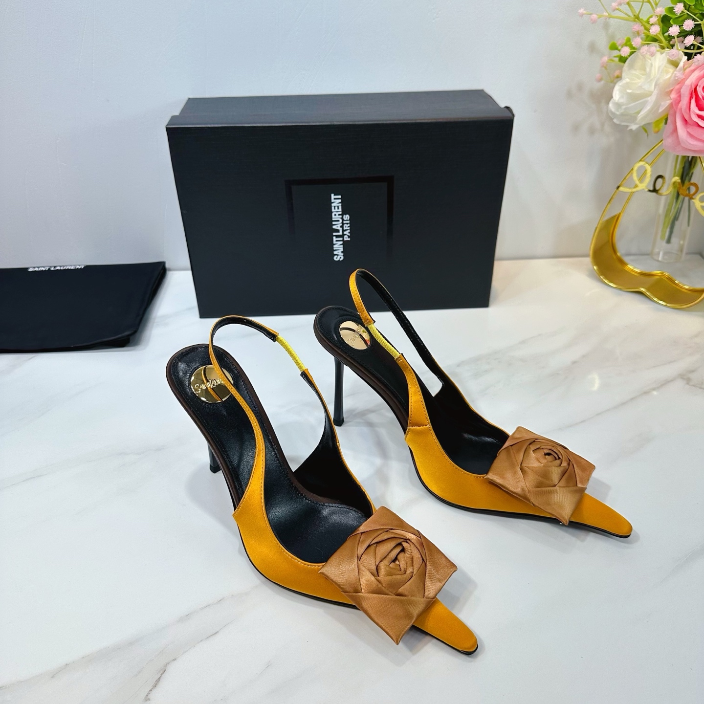 NO:261878,Saint Laurent 25ss super popular sandals, single-shoe counters are launched simultaneously, major celebrities and internet celebrities are putting their feet on the feet, fashionable and versatile style, simple and high-end, making elegance to the extreme, and the goddess style is full of!  1 The upper is made of silk 2 imported soft sheepskin in the inner lining 3 outsole Italian original original color genuine leather outsole Heel height 10.5 4 original labeling foot pads, spot number 35M-39M (40 41 42 customized no return or exchange)., High heels, saint laurent, saint laurent, sandals, high heels, sheepskin, real silk, Leather soles19860909Saint Laurent圣罗兰25ss 超火的凉鞋 单鞋专柜同步上新 各大明星网红纷纷上脚 款式时髦百搭 简约又高级 把优雅做到极致 上脚女神范爆棚！ 1鞋面釆用真丝 2内里进口软羊皮 3大底意大利原版原色真皮大底 跟高10.5 4原贴标垫脚, 现货码数35M-39M (40 41 42订做不退不换).,高跟鞋,saint laurent,saint laurent,sandals,high heels,sheepskin,real silk,Leather soles,Women's Shoes